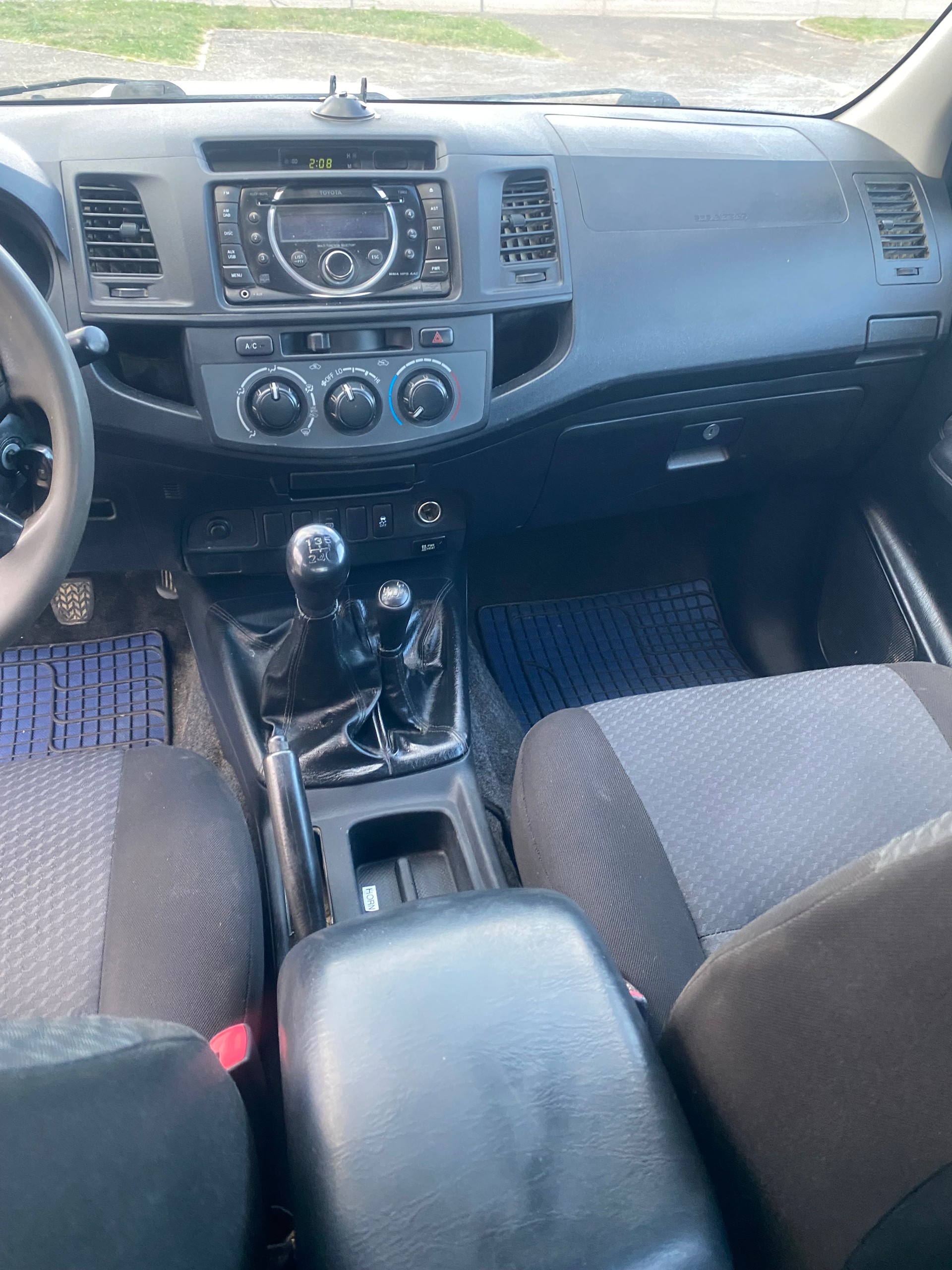 TOYOTA Hilux 2.5D 4WD Double Cab Luna-image-5