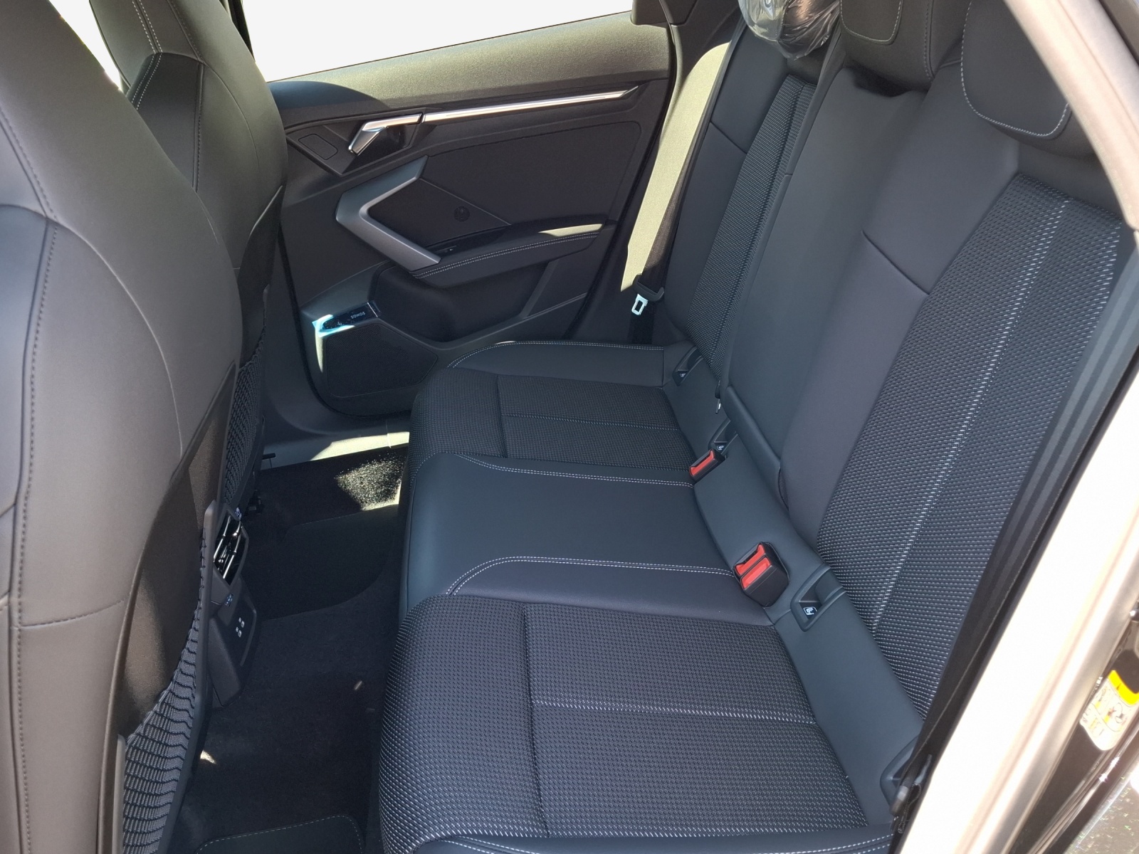 AUDI A3 Sportback TFSI 150 kW quattro S line S tronic-image-11