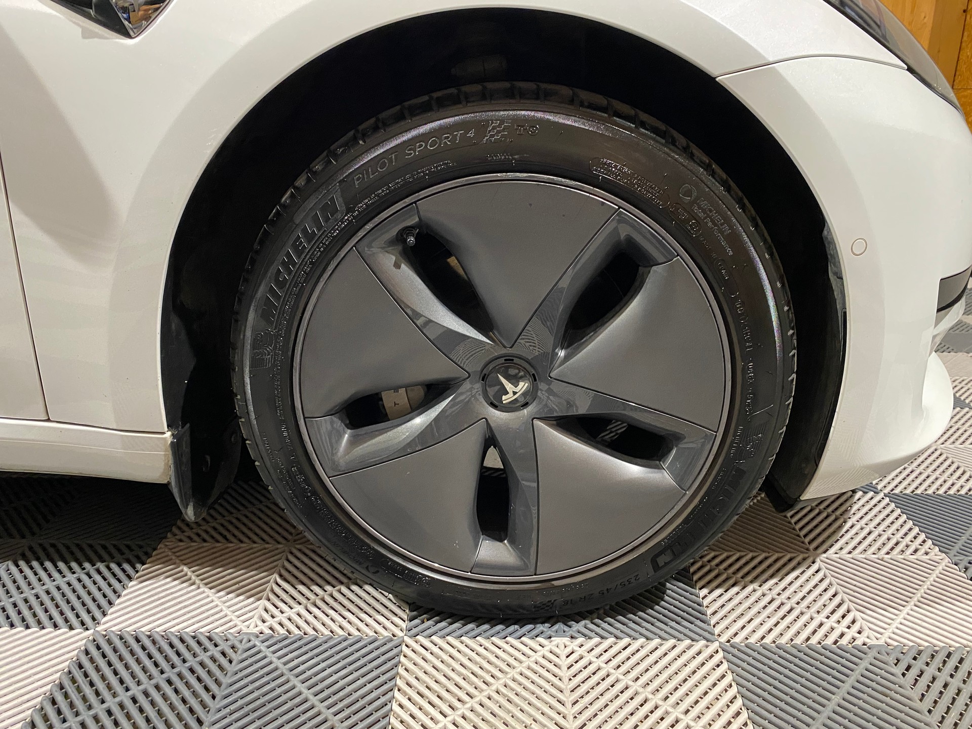 TESLA Model 3 Standart Range Plus-image-5