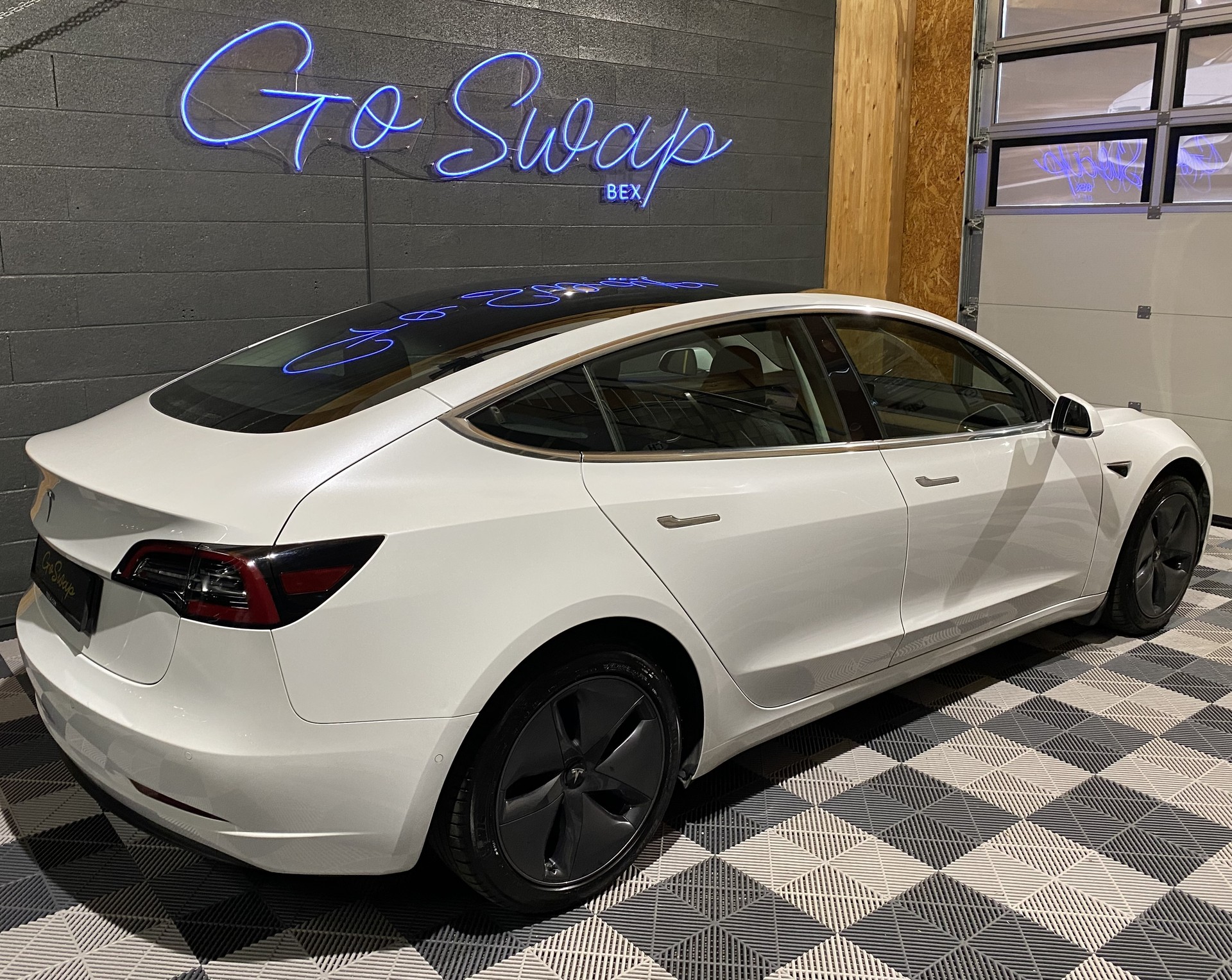 TESLA Model 3 Standart Range Plus-showroom-element-3