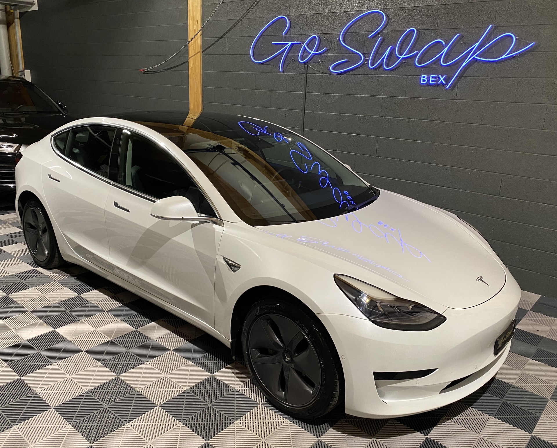 TESLA Model 3 Standart Range Plus-showroom-element-1