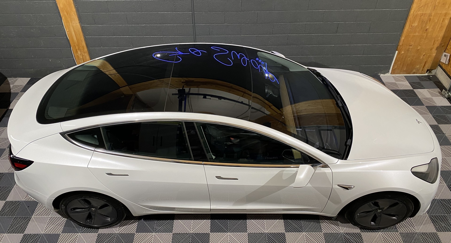 TESLA Model 3 Standart Range Plus-showroom-element-2