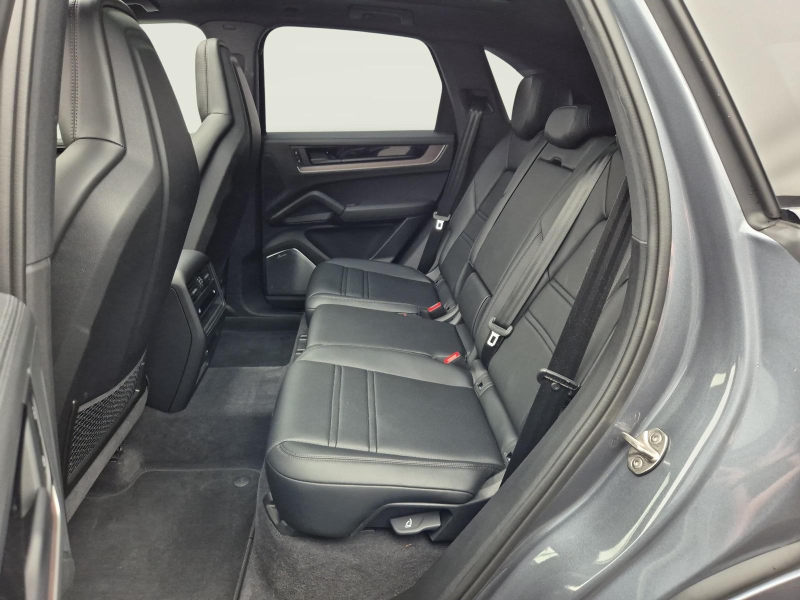 PORSCHE Cayenne 3.0 V6 Black Edition-showroom-element-3