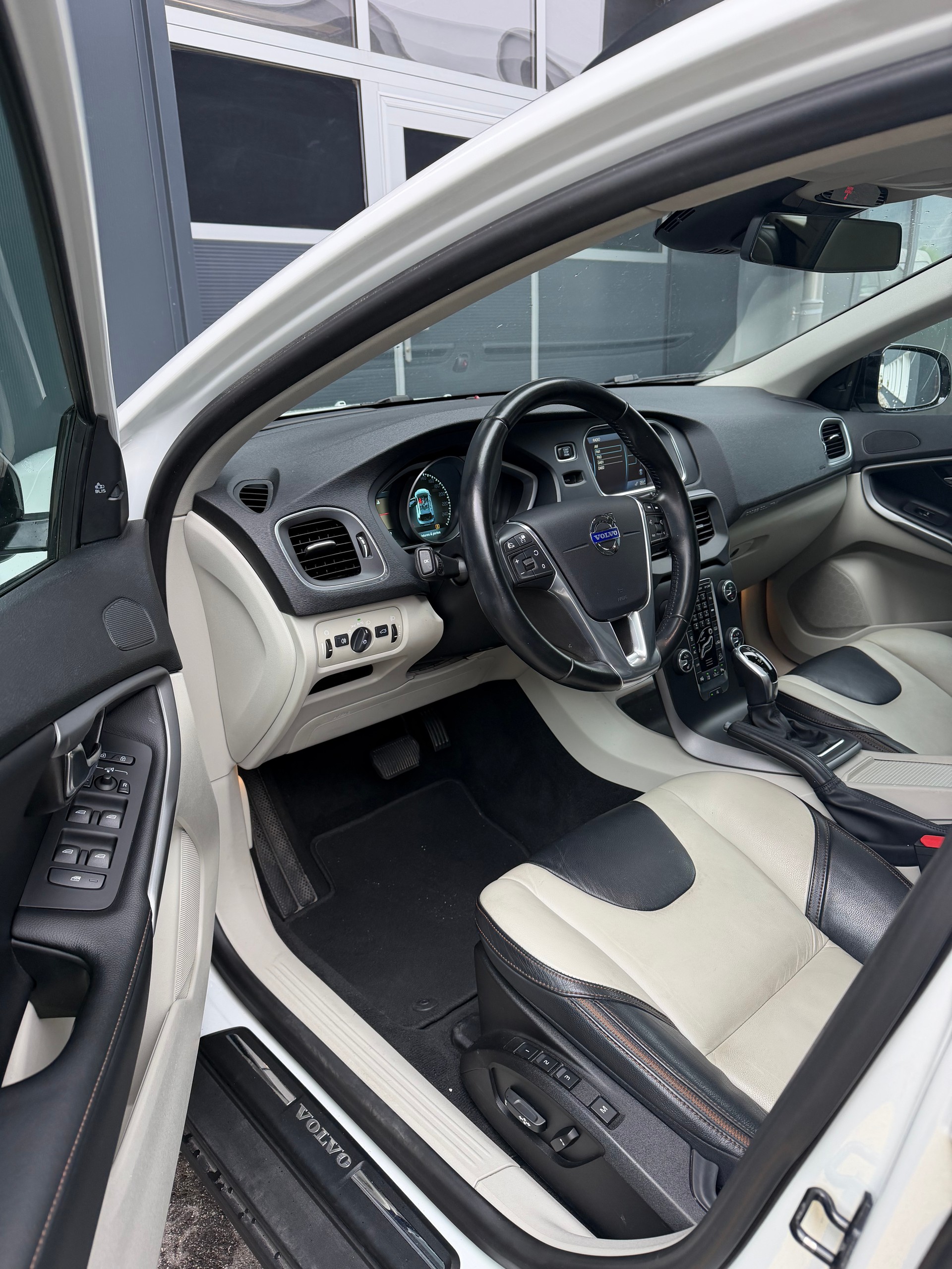 VOLVO V40 Cross Country T5 AWD Momentum Geartronic-image-12