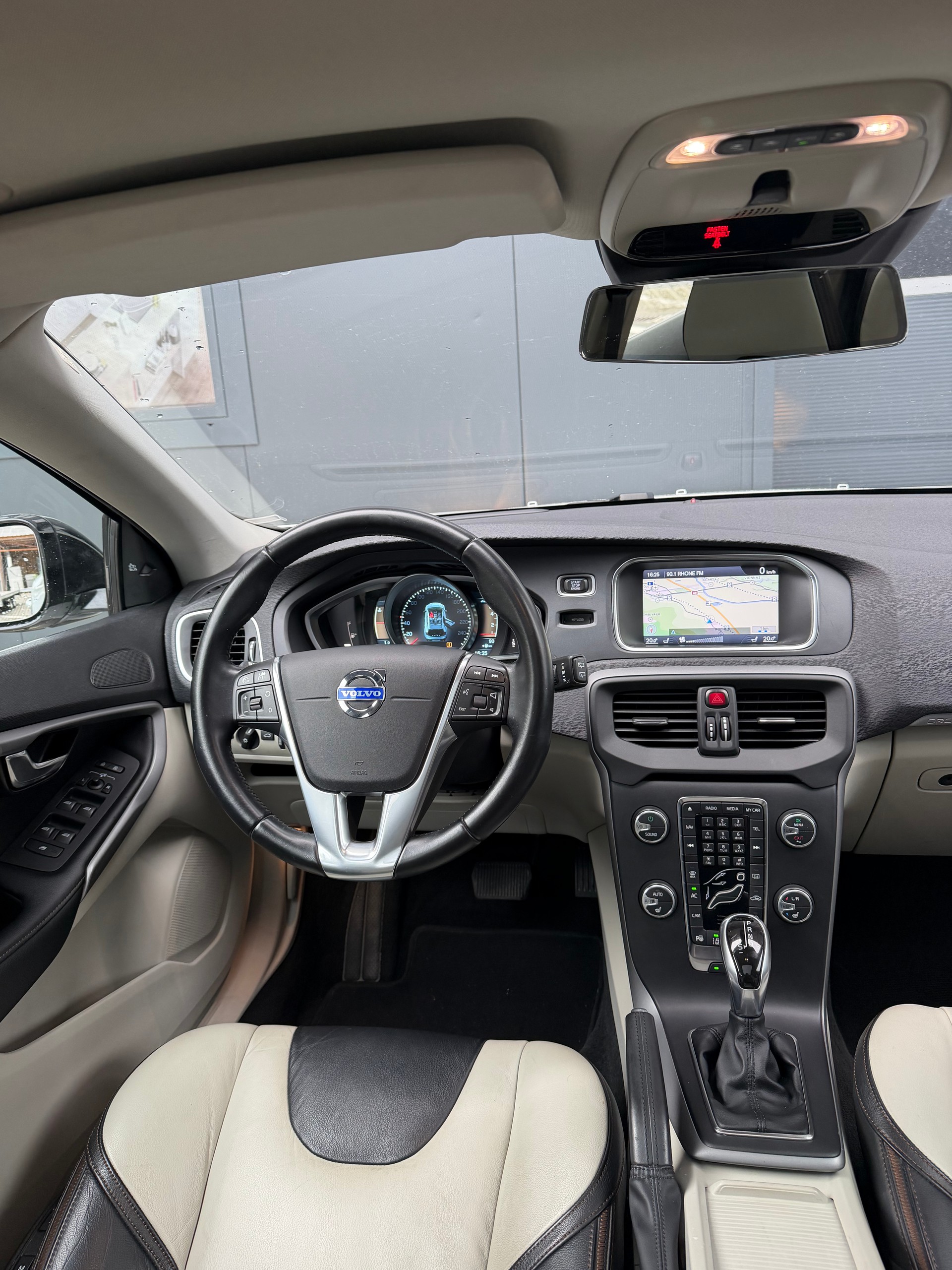 VOLVO V40 Cross Country T5 AWD Momentum Geartronic-image-9