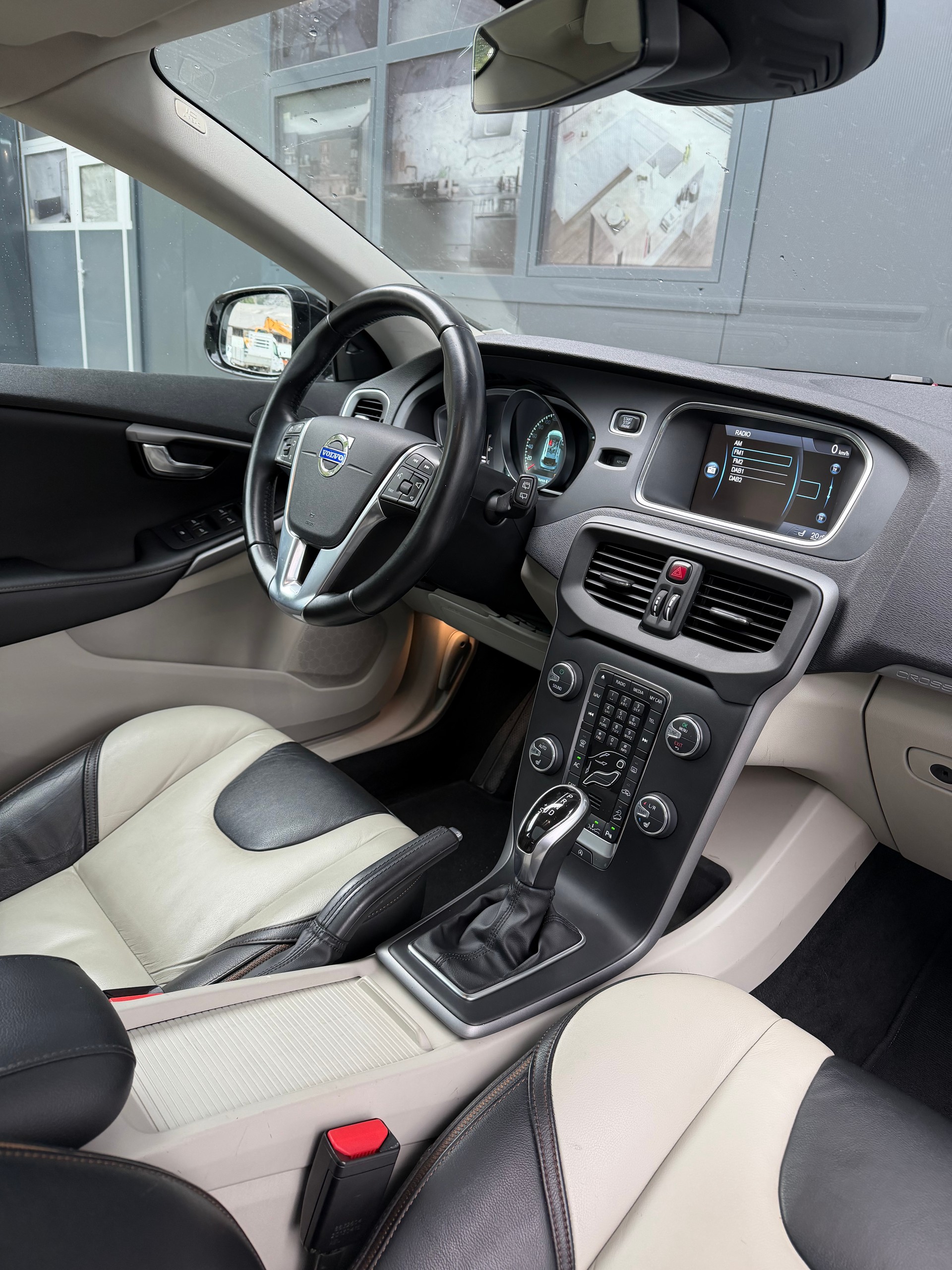 VOLVO V40 Cross Country T5 AWD Momentum Geartronic-image-11