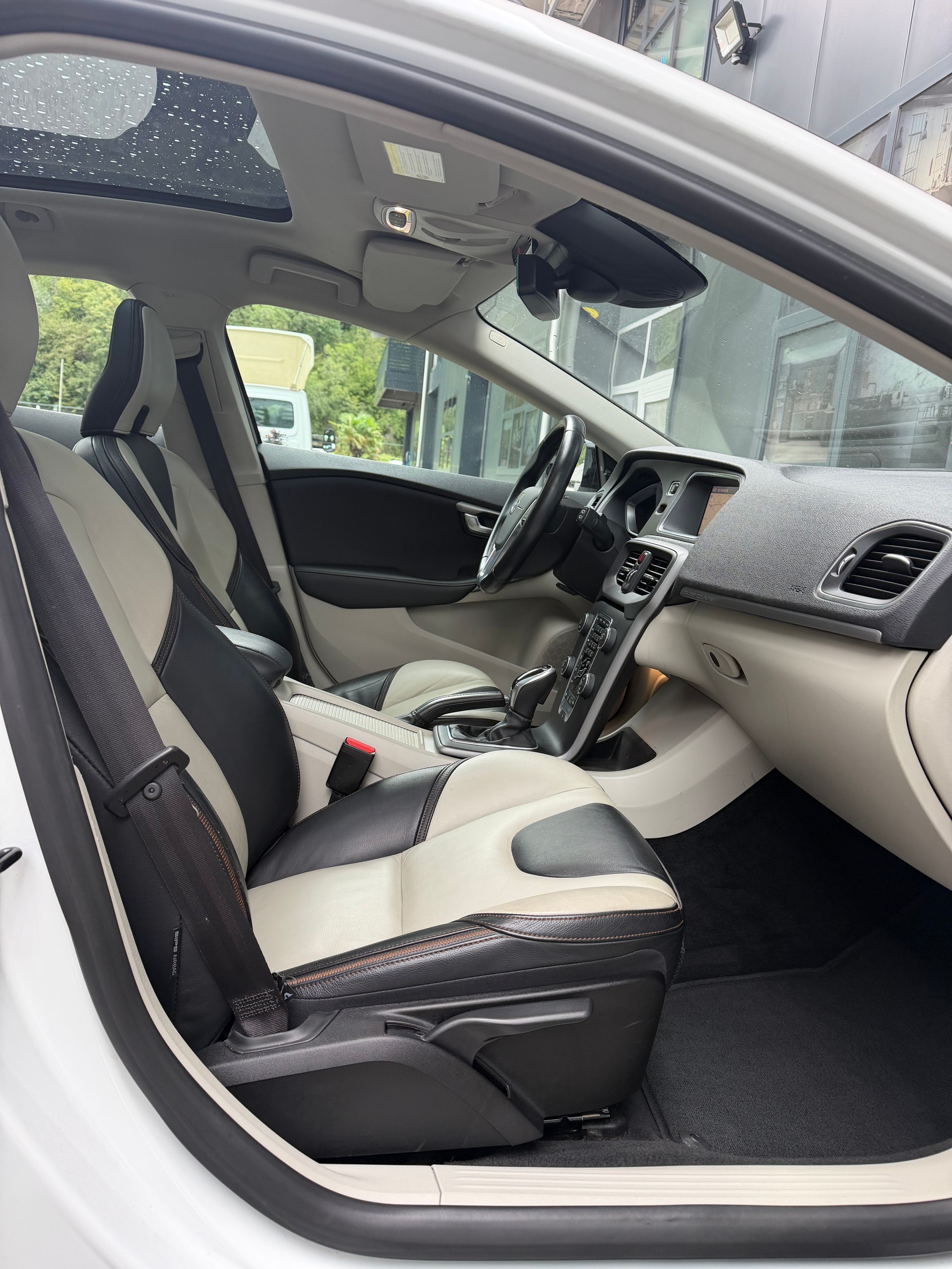 VOLVO V40 Cross Country T5 AWD Momentum Geartronic-image-10