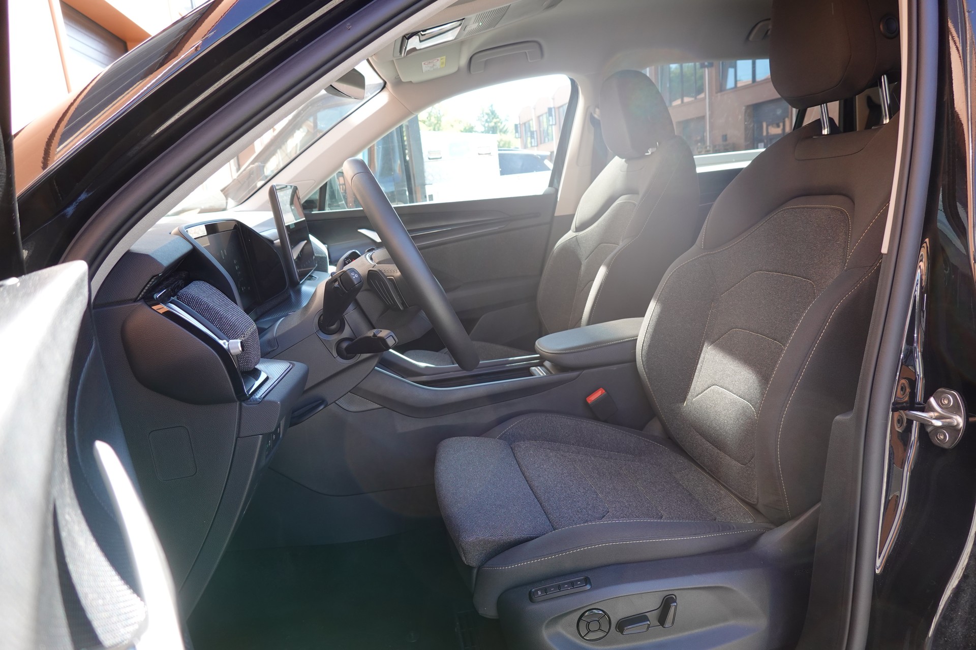 SKODA Kodiaq 1.5 TSI mHEV "* 7 Places * Crochet remorque * Caméra * Tempomat Adaptatif * Clim Auto * Hayon Electrique *"-image-25