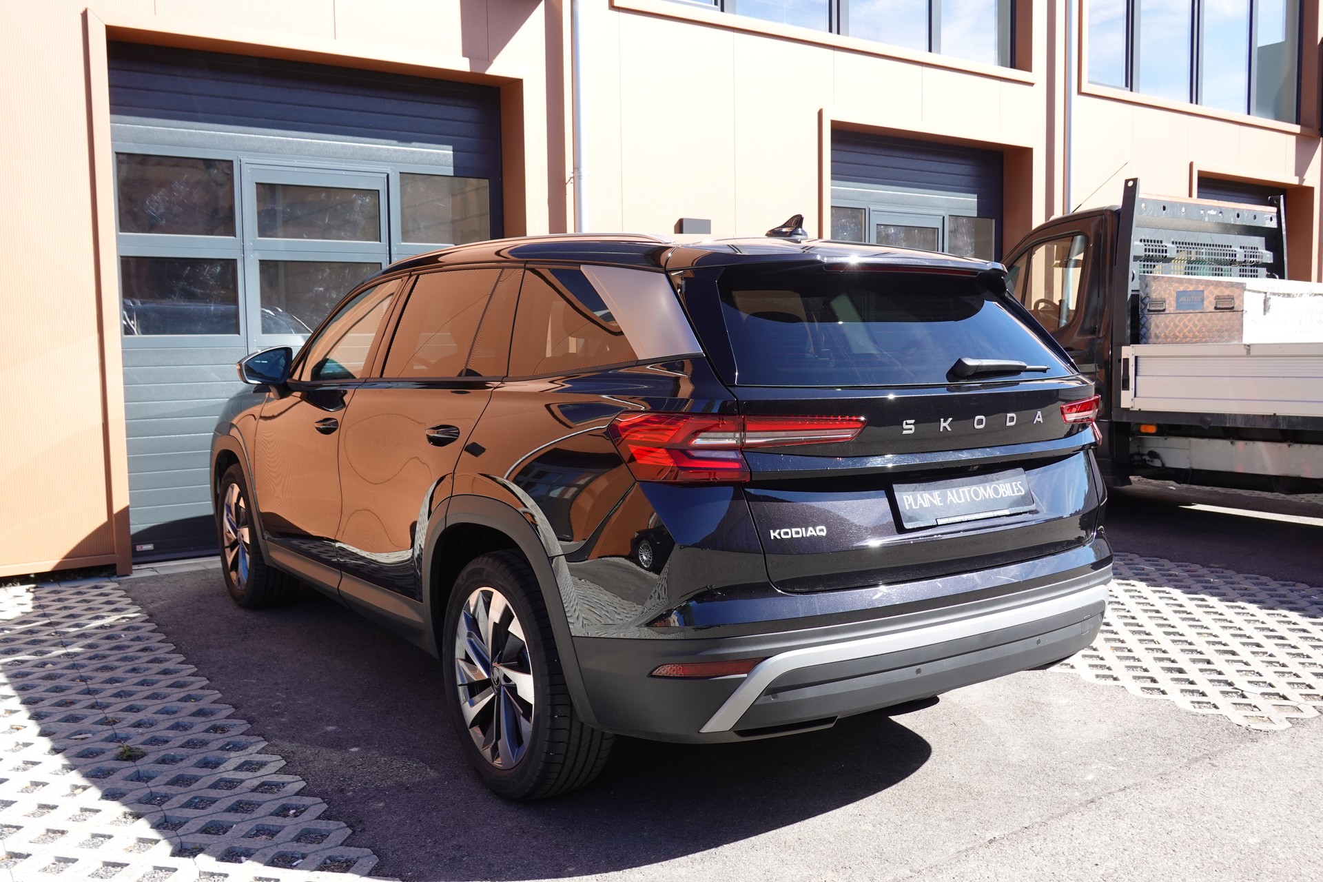 SKODA Kodiaq 1.5 TSI mHEV "* 7 Places * Crochet remorque * Caméra * Tempomat Adaptatif * Clim Auto * Hayon Electrique *"-image-9