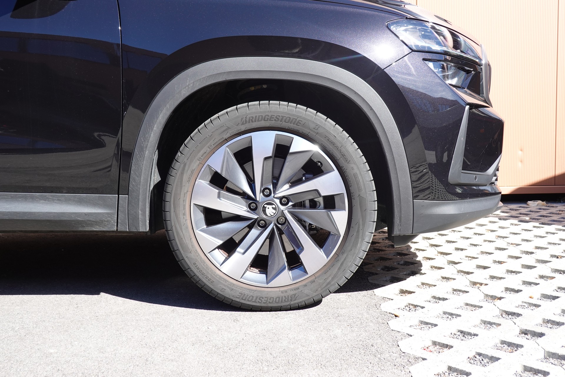 SKODA Kodiaq 1.5 TSI mHEV "* 7 Places * Crochet remorque * Caméra * Tempomat Adaptatif * Clim Auto * Hayon Electrique *"-image-4
