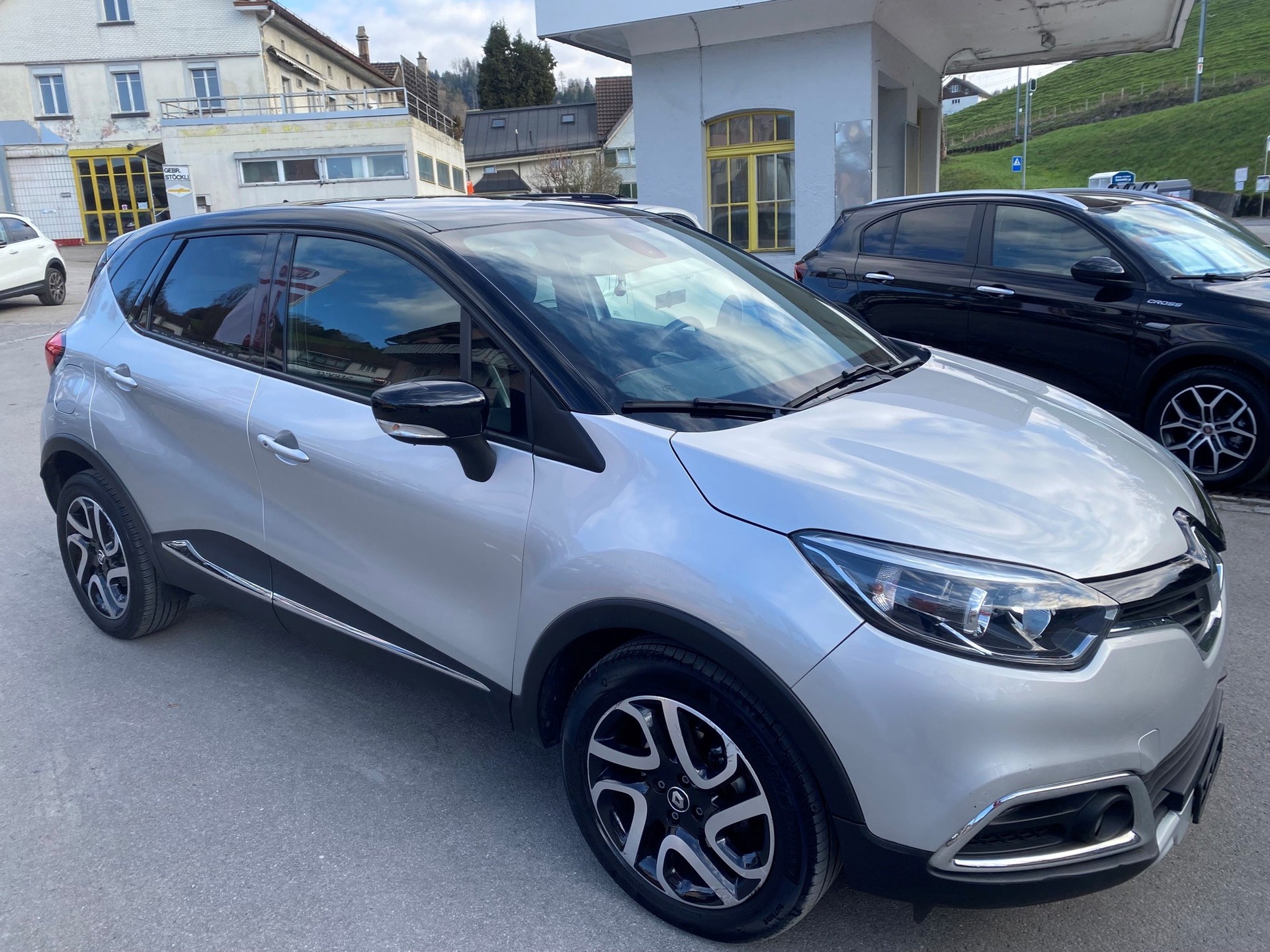 RENAULT Captur 1.2 T 16V Intens EDC-image-1