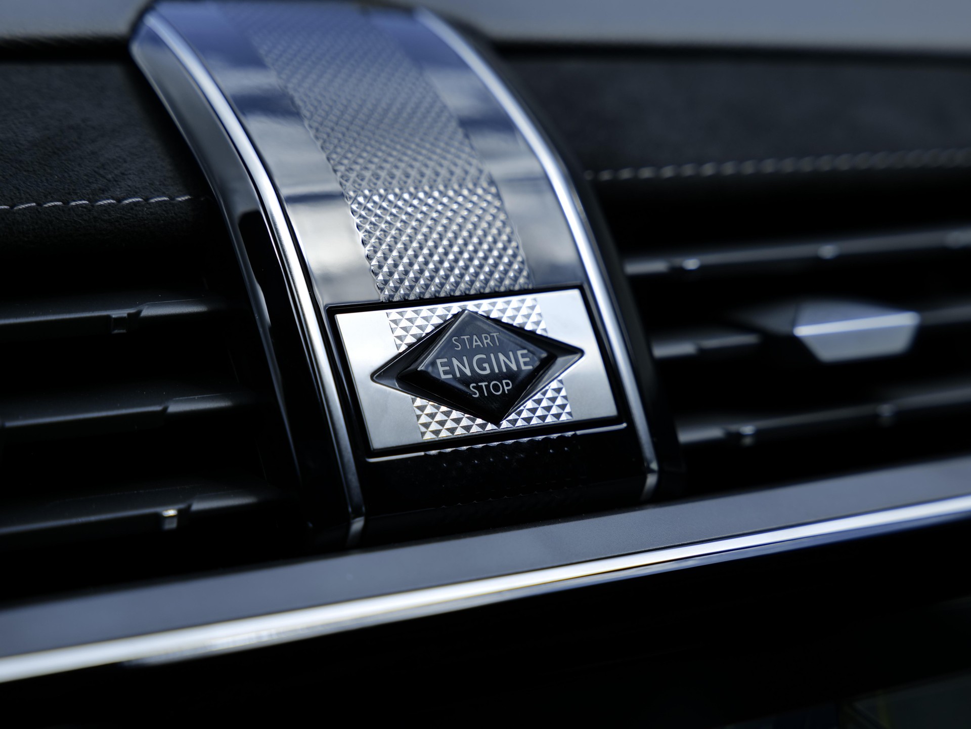 DS AUTOMOBILES 1.6 E-Tense 300 Ligne Noire 4x4-image-24