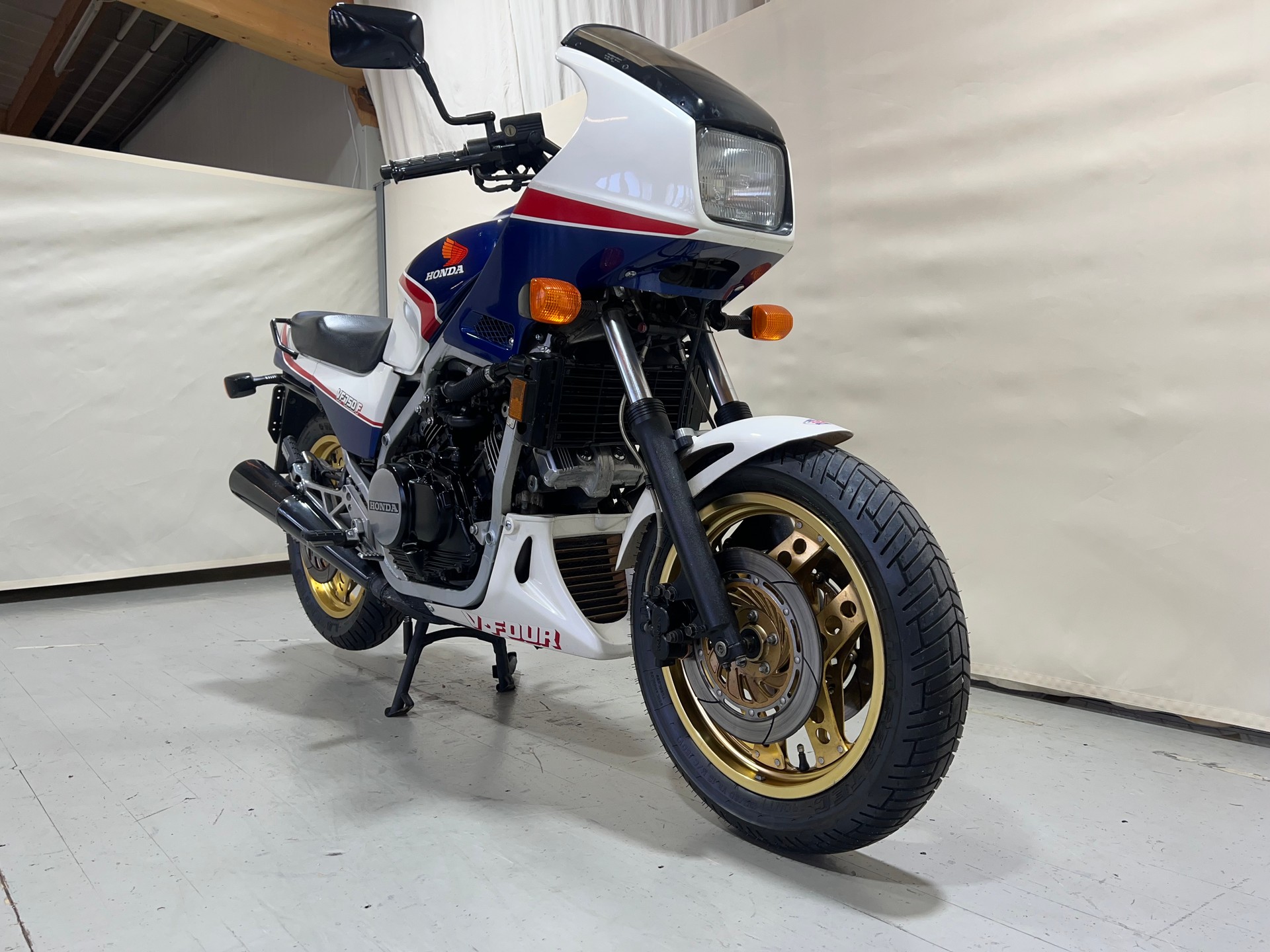 HONDA VF 750 F-image-9