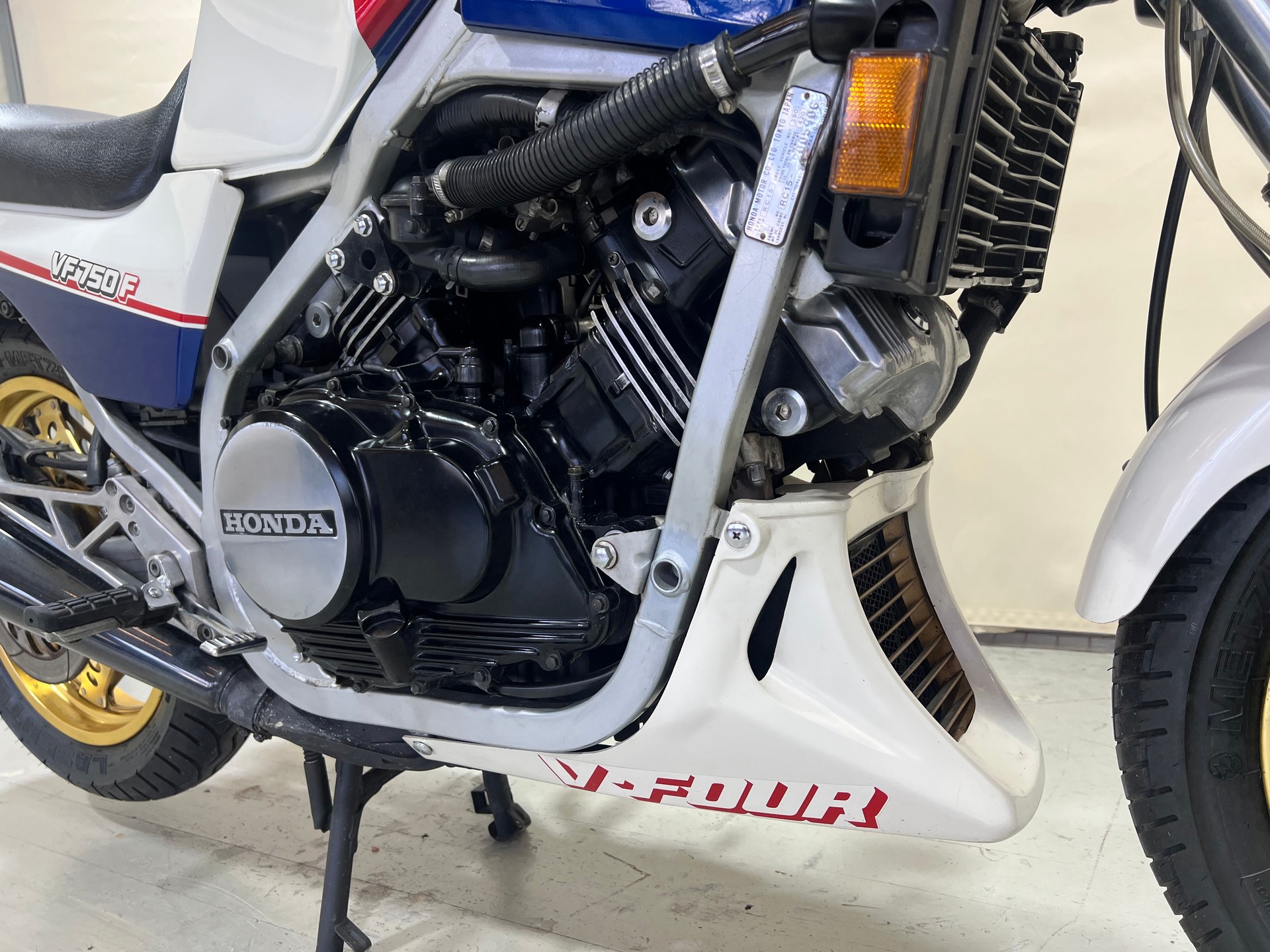 HONDA VF 750 F-image-12