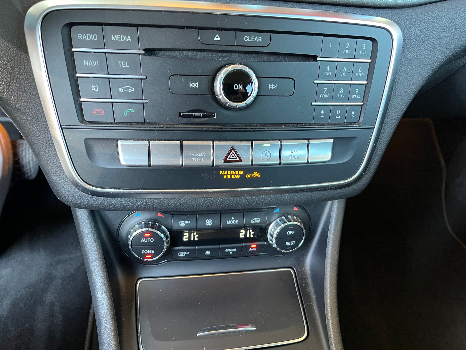 MERCEDES-BENZ GLA 200 Night Star 7G-DCT-image-11