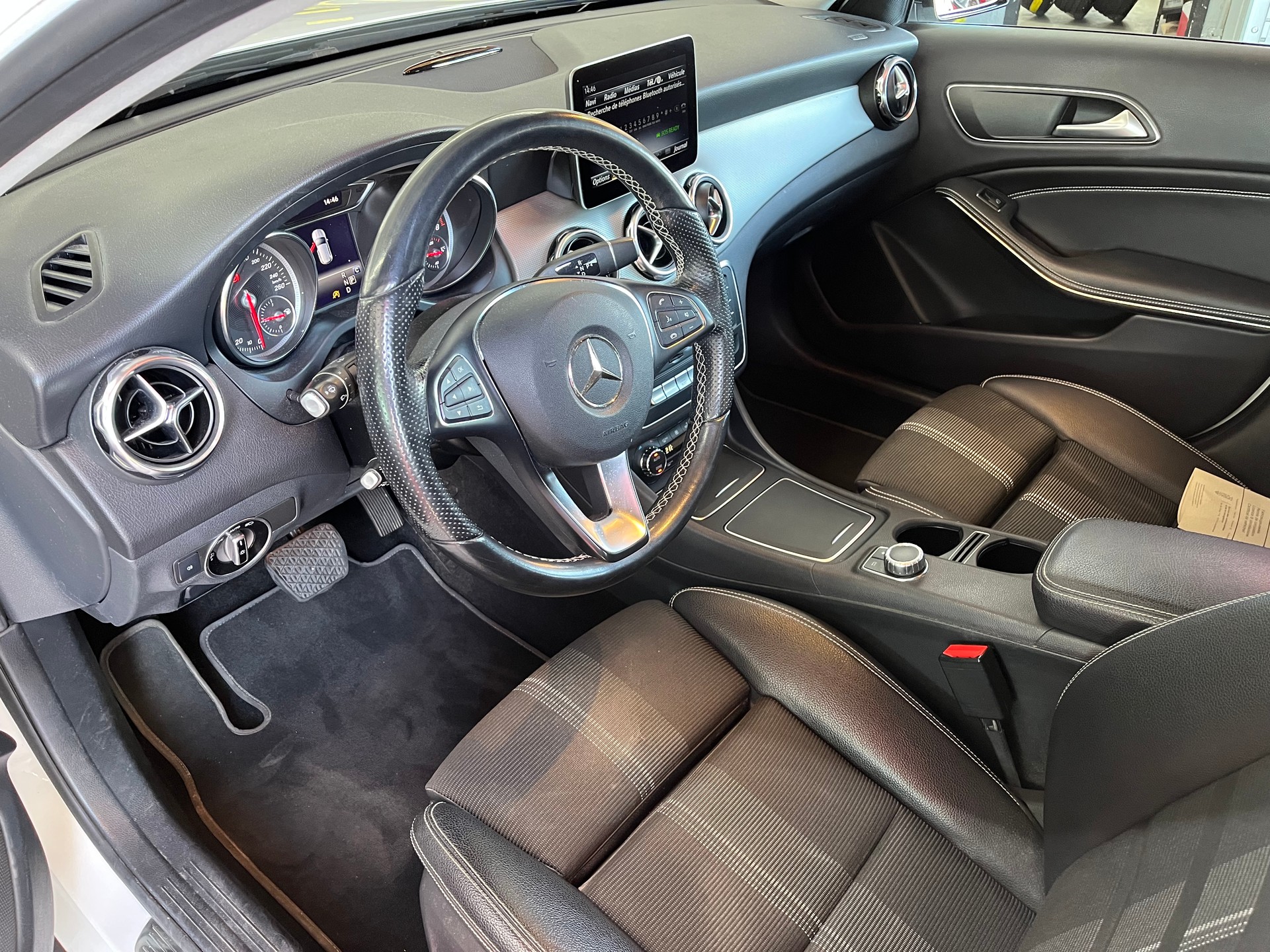 MERCEDES-BENZ GLA 200 Night Star 7G-DCT-image-9