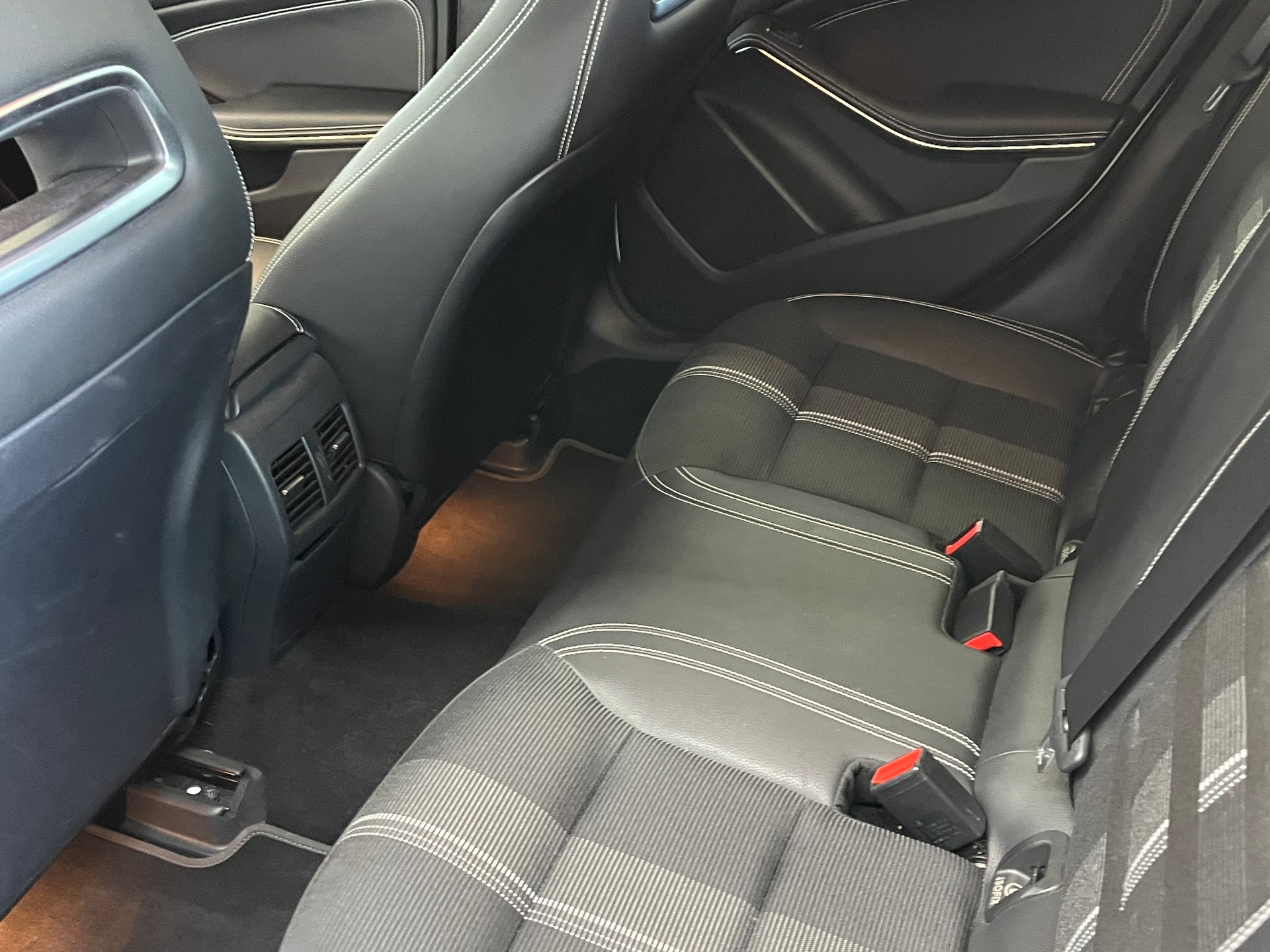 MERCEDES-BENZ GLA 200 Night Star 7G-DCT-image-13