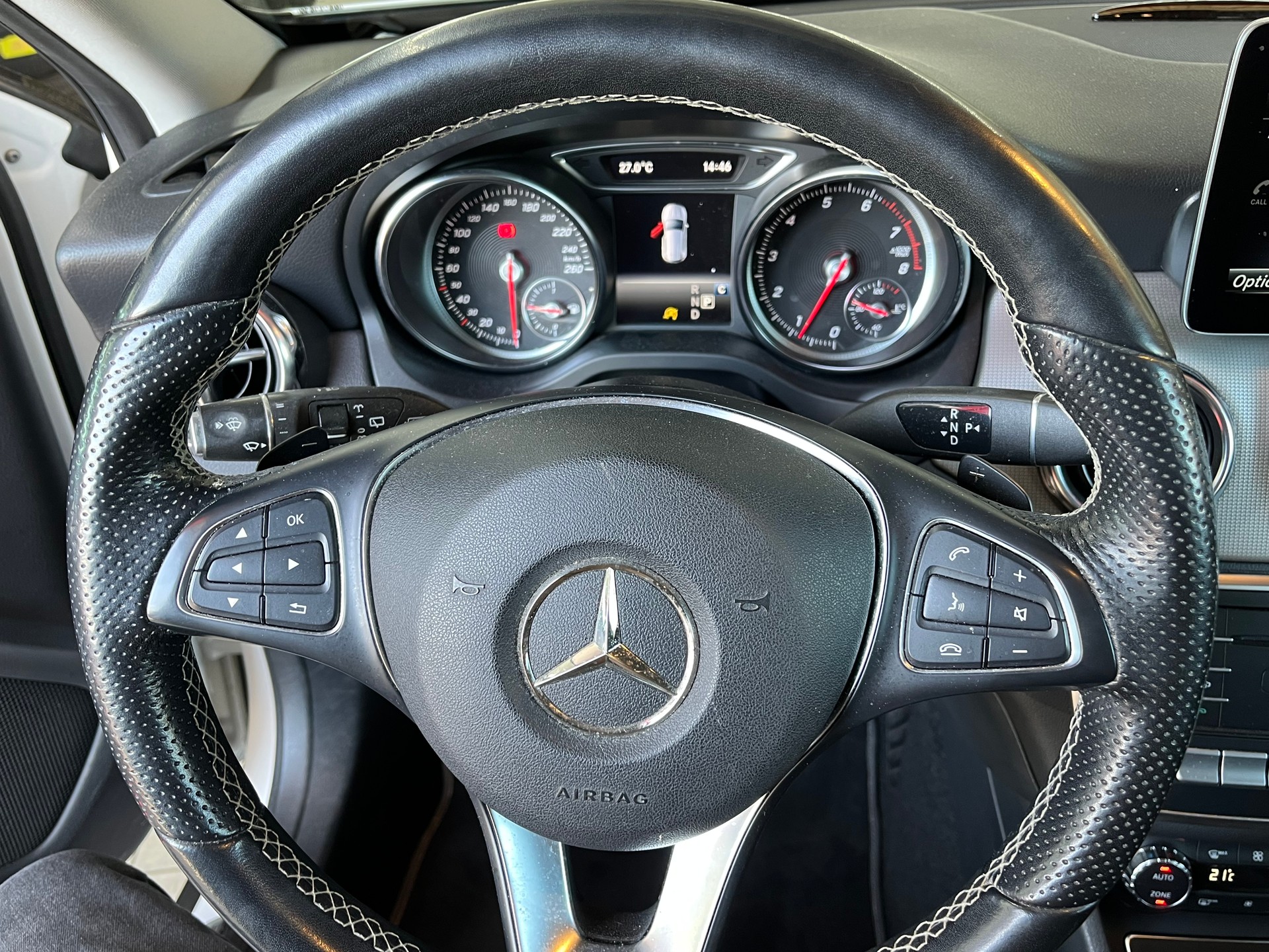 MERCEDES-BENZ GLA 200 Night Star 7G-DCT-image-12