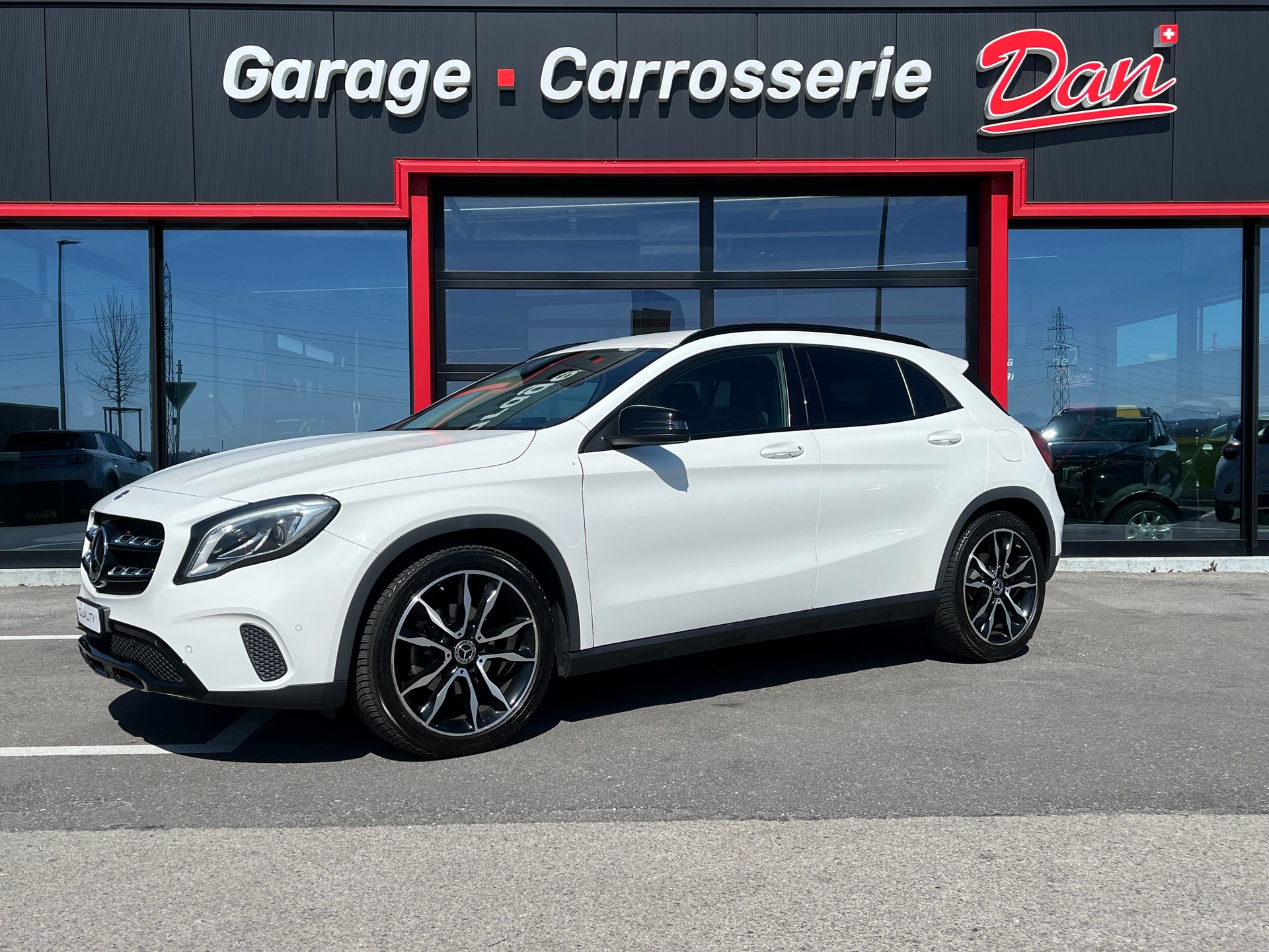 MERCEDES-BENZ GLA 200 Night Star 7G-DCT