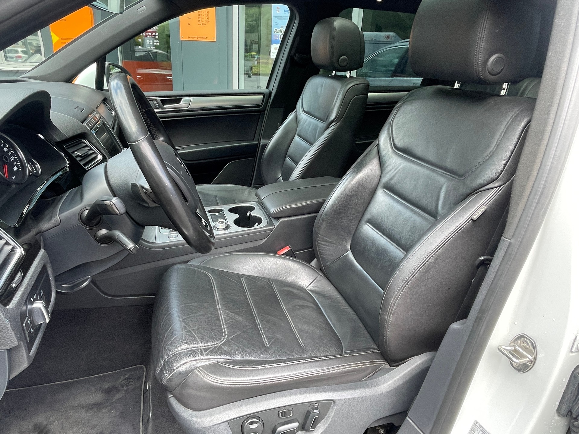 VW Touareg 3.0 TDI BlueMotion Tiptronic R-Line-image-10