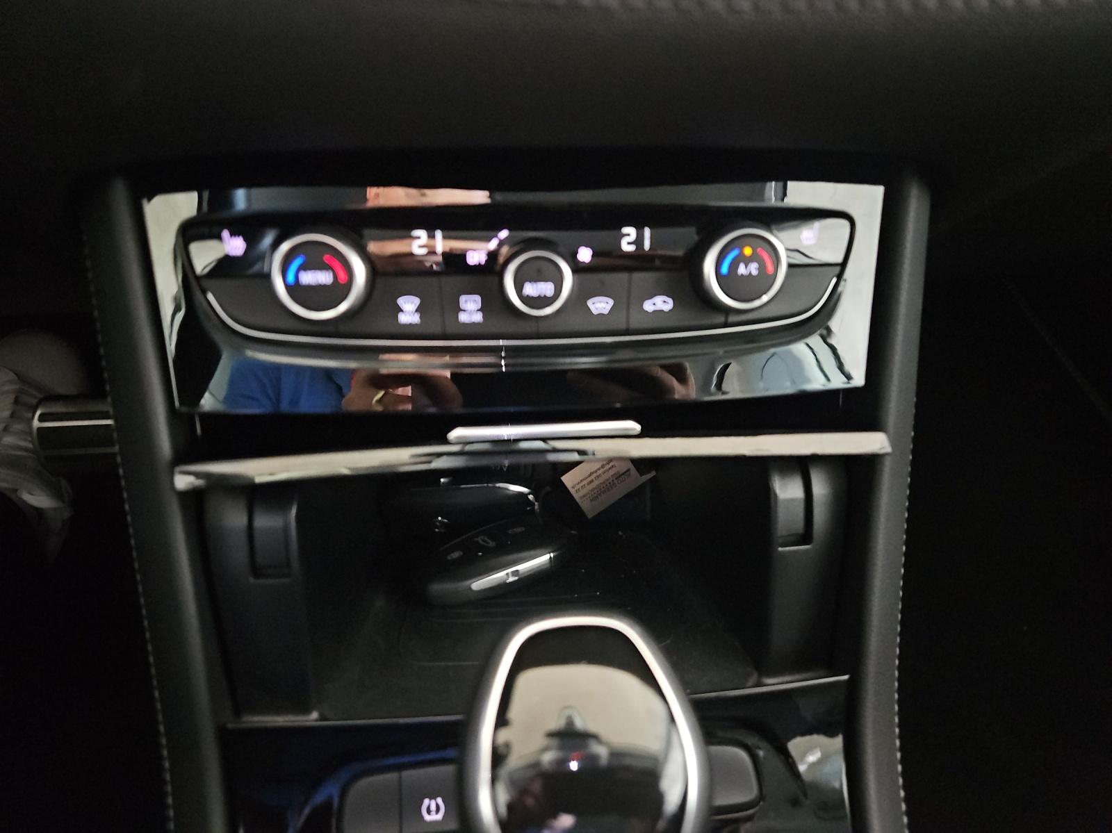 OPEL Grandland X 1.6 T Ultimate-image-17
