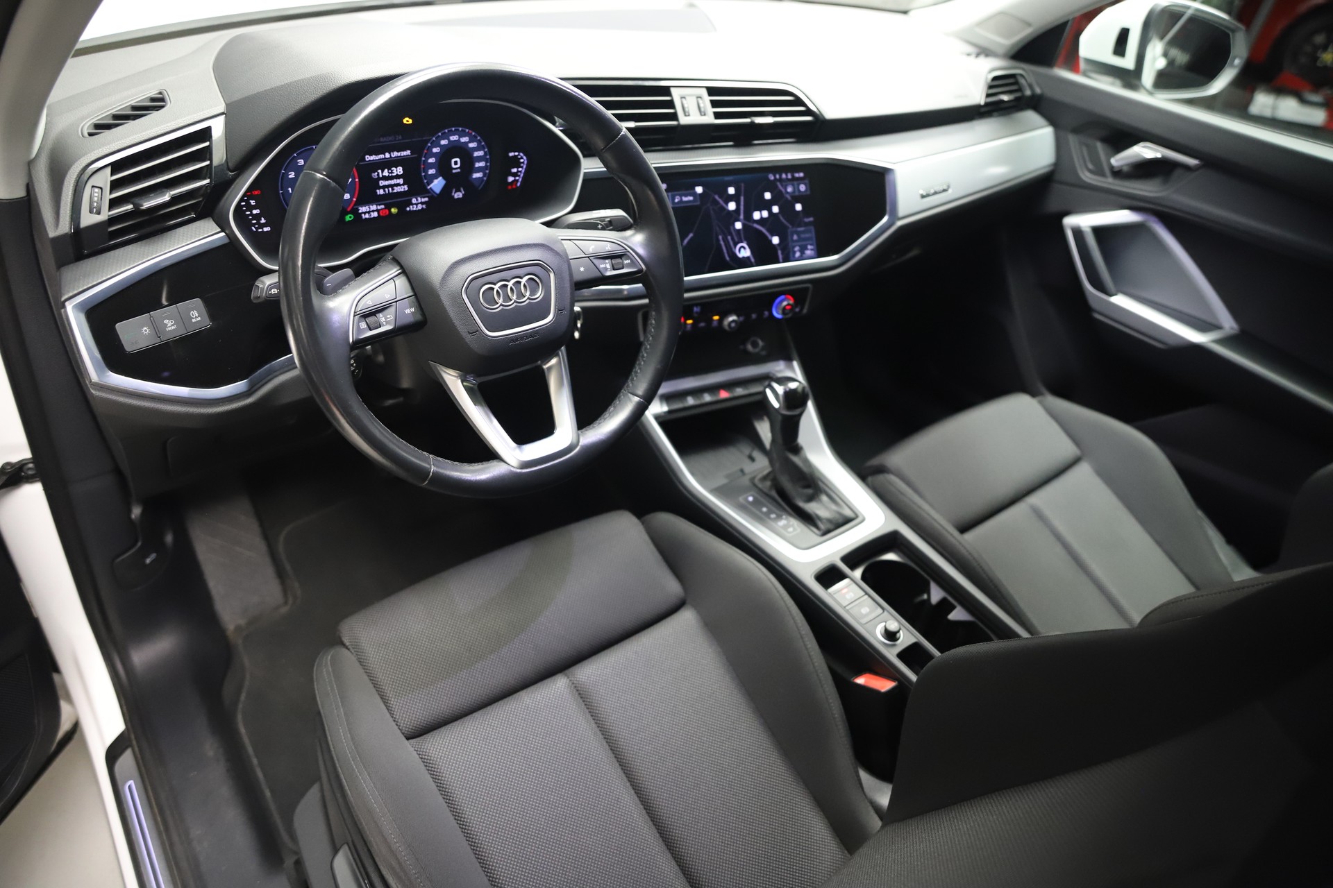 AUDI Q3 40 TFSI S line quattro S-tronic-image-6
