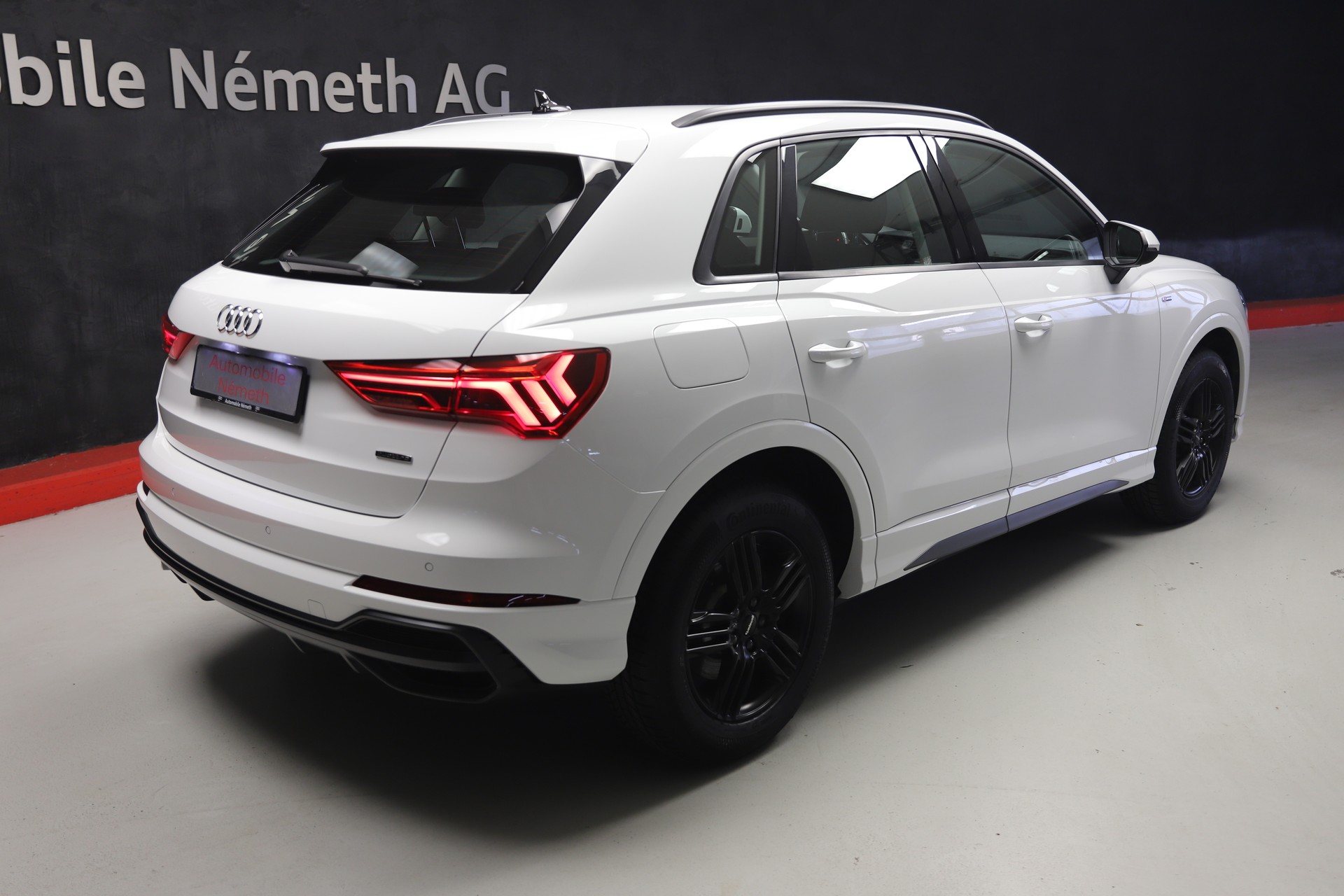 AUDI Q3 40 TFSI S line quattro S-tronic-image-4