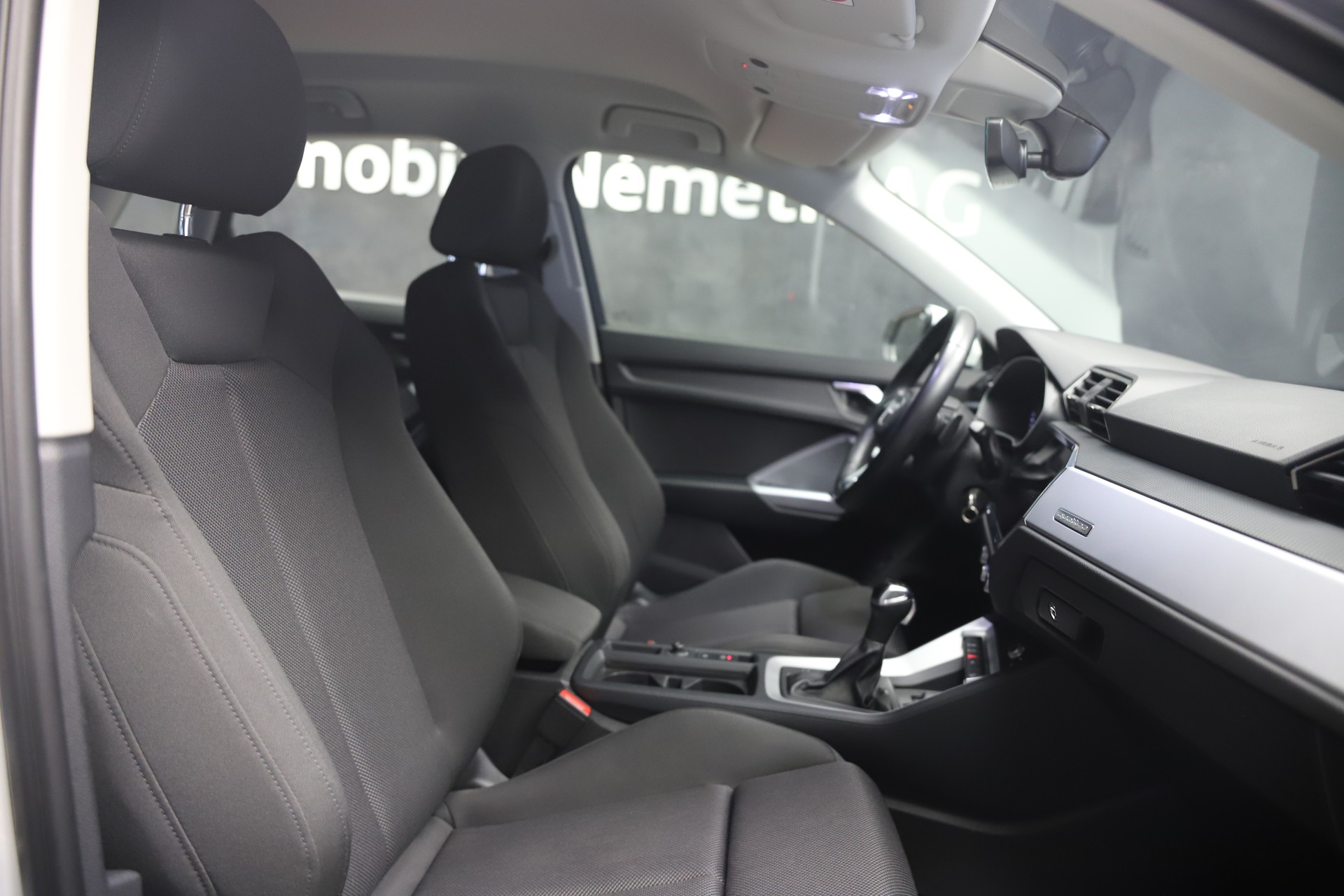 AUDI Q3 40 TFSI S line quattro S-tronic-image-7