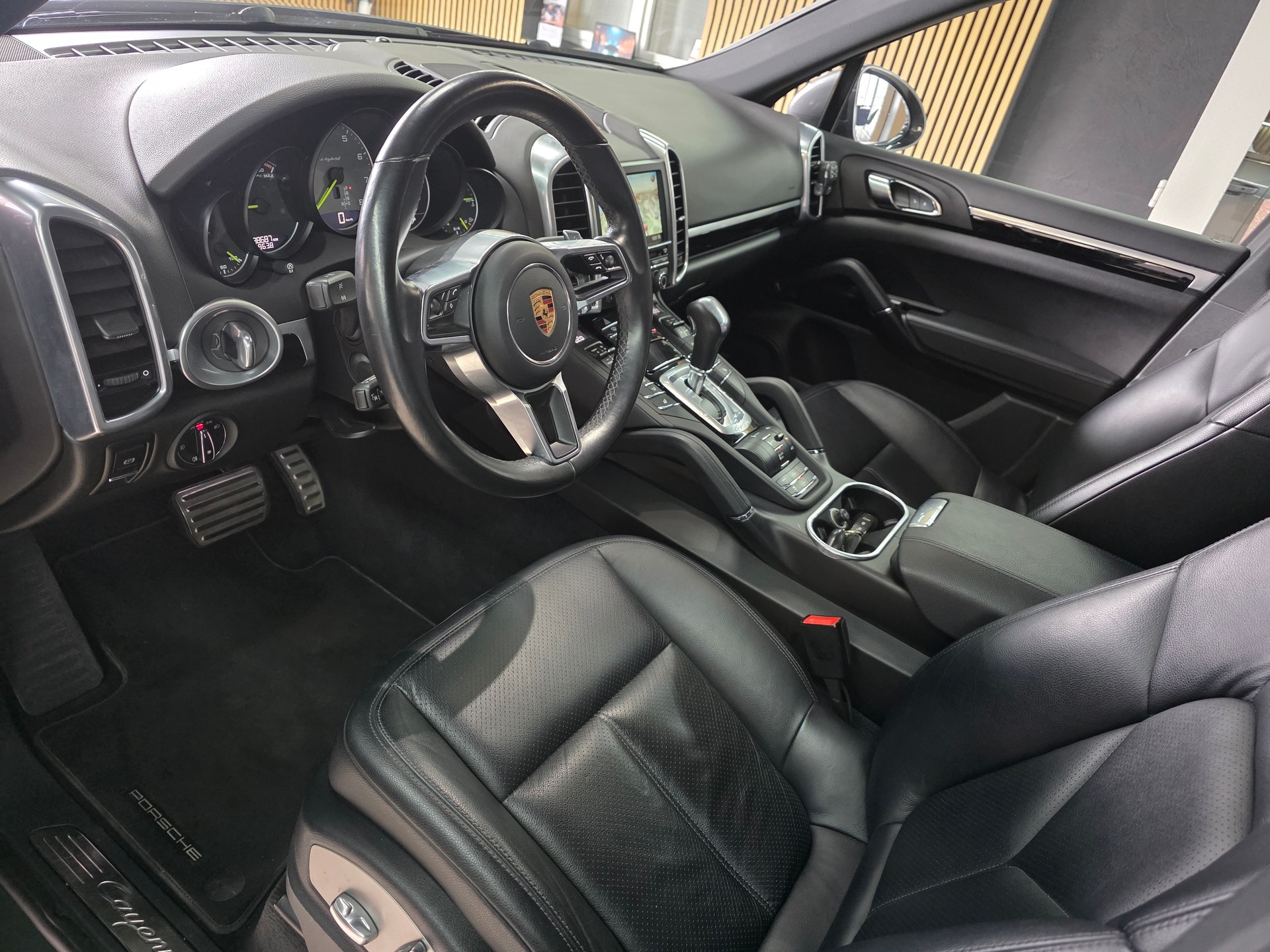 PORSCHE Cayenne S E-Hybrid-image-7
