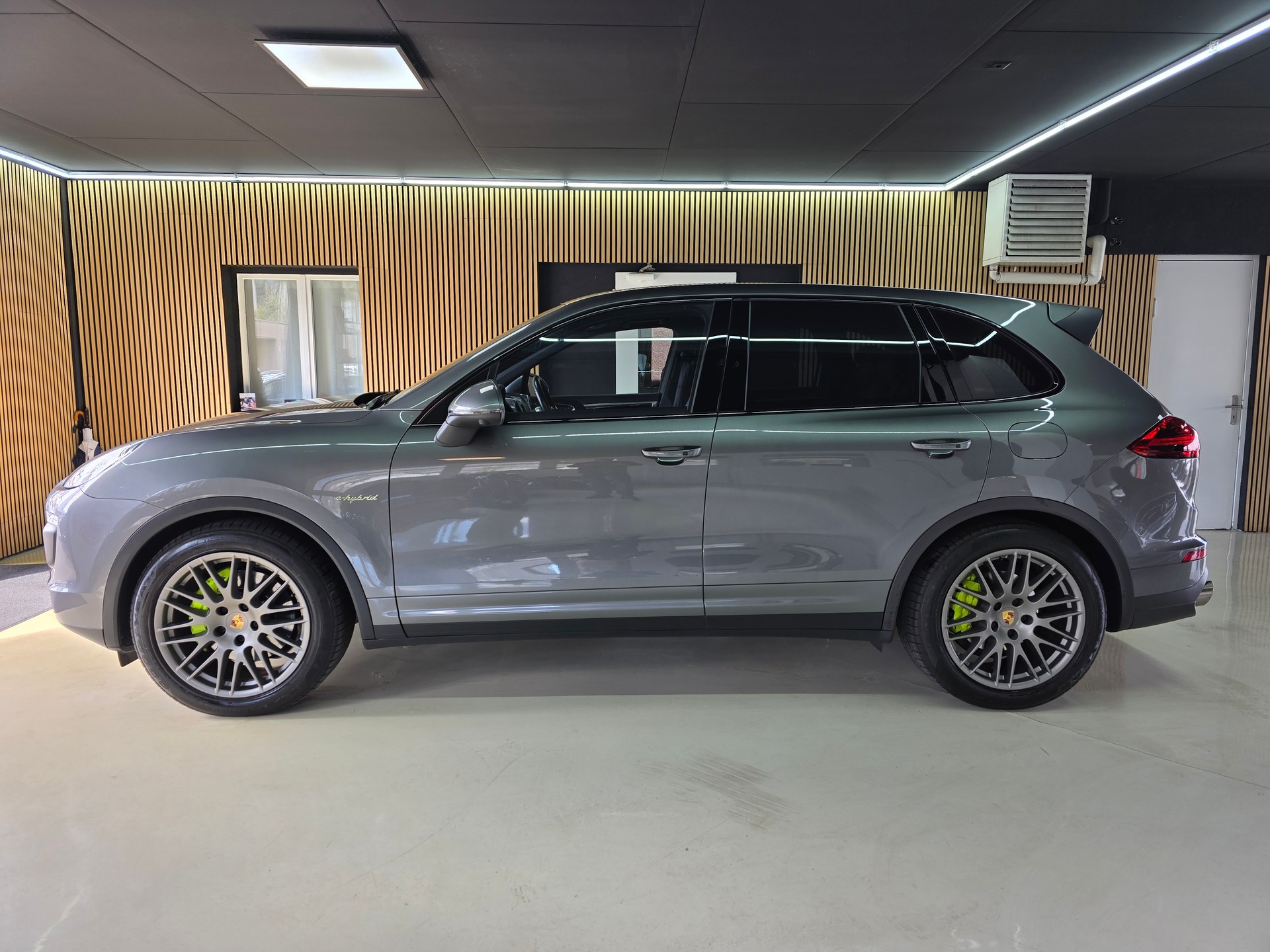 PORSCHE Cayenne S E-Hybrid-showroom-element-3