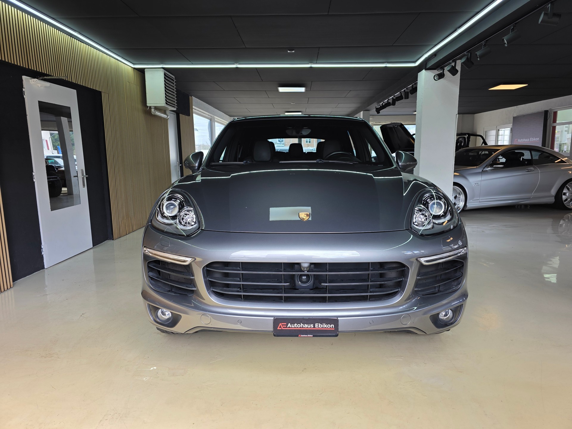 PORSCHE Cayenne S E-Hybrid-showroom-element-1
