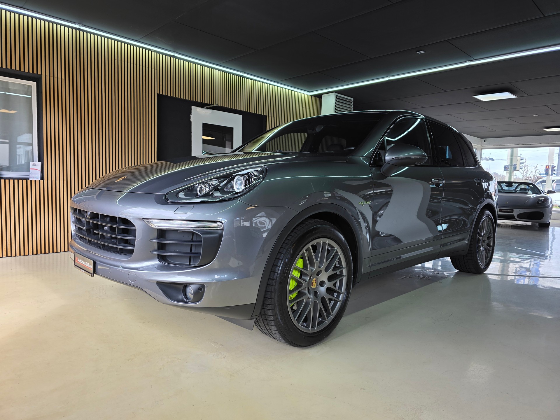 PORSCHE Cayenne S E-Hybrid-showroom-element-2