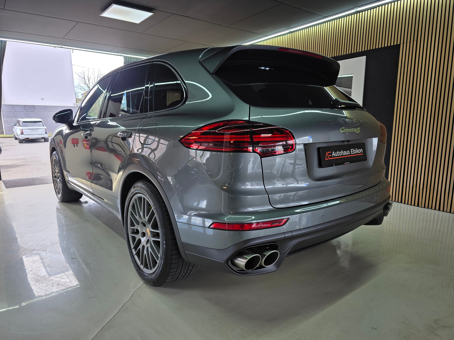 PORSCHE Cayenne S E-Hybrid-image-4