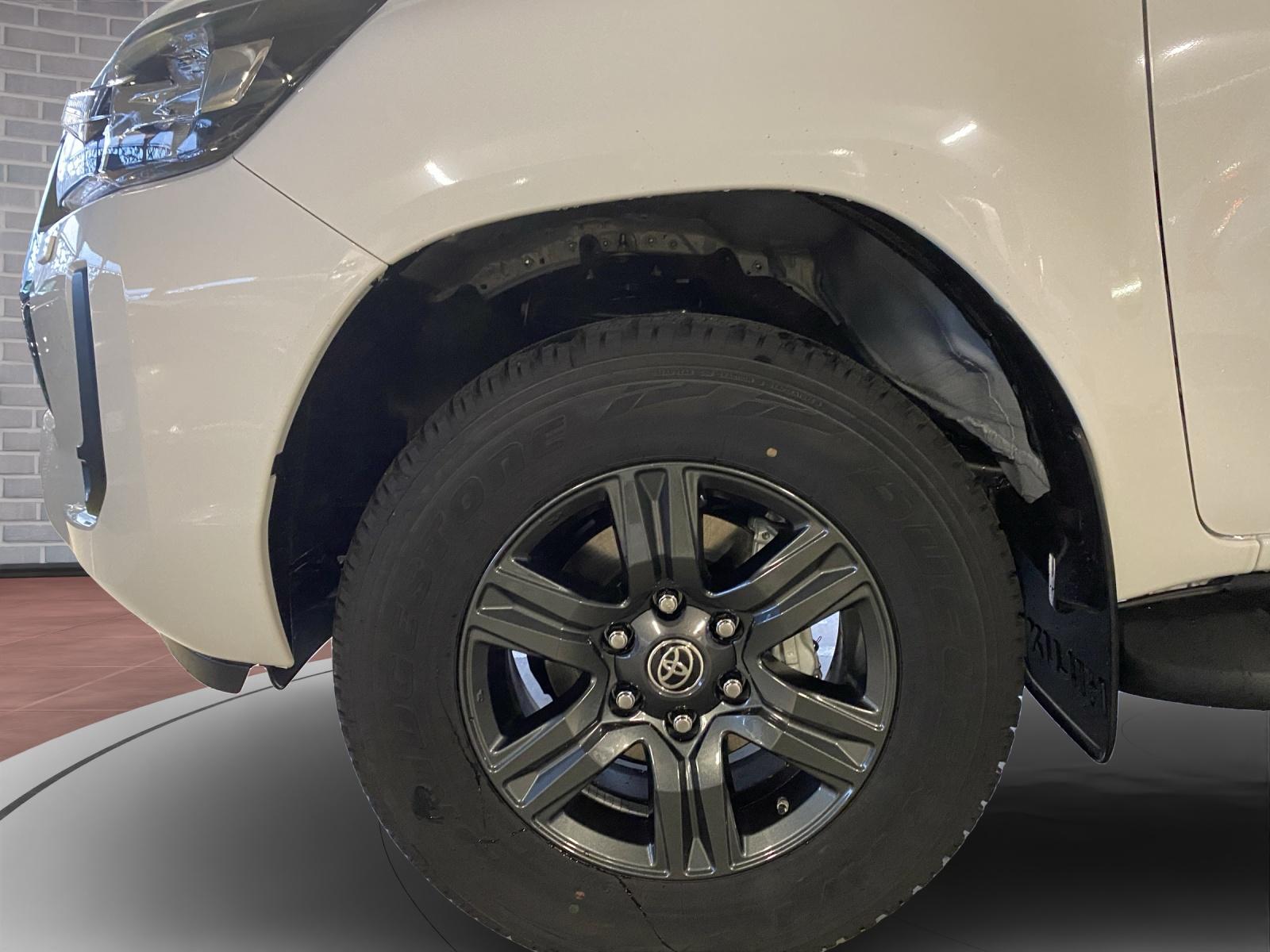 TOYOTA Hilux Double Cab.-Pick-up 2.4 D-4D 150 Style-image-9
