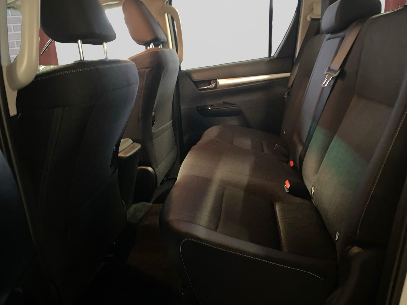 TOYOTA Hilux Double Cab.-Pick-up 2.4 D-4D 150 Style-image-8