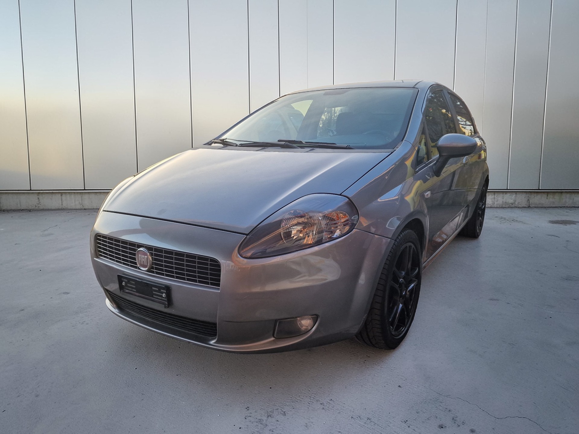 FIAT Punto 1.4 Genius 12Mt Gara 8x Bereift MFK Neu-showroom-element-1