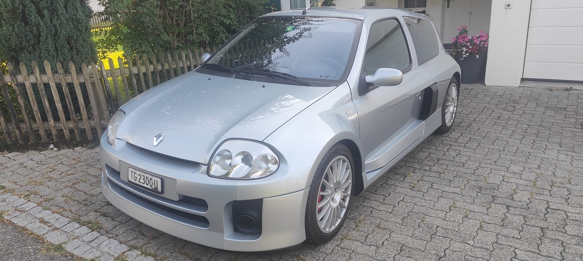 RENAULT Clio 3.0 V6-image-1