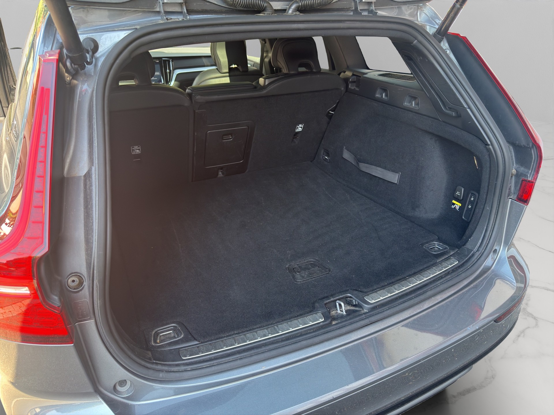 VOLVO V60 T5 R-Design Geartronic * Garantie * frisch MFK * 8 fach * Gratisservice * Standheizung *-image-9