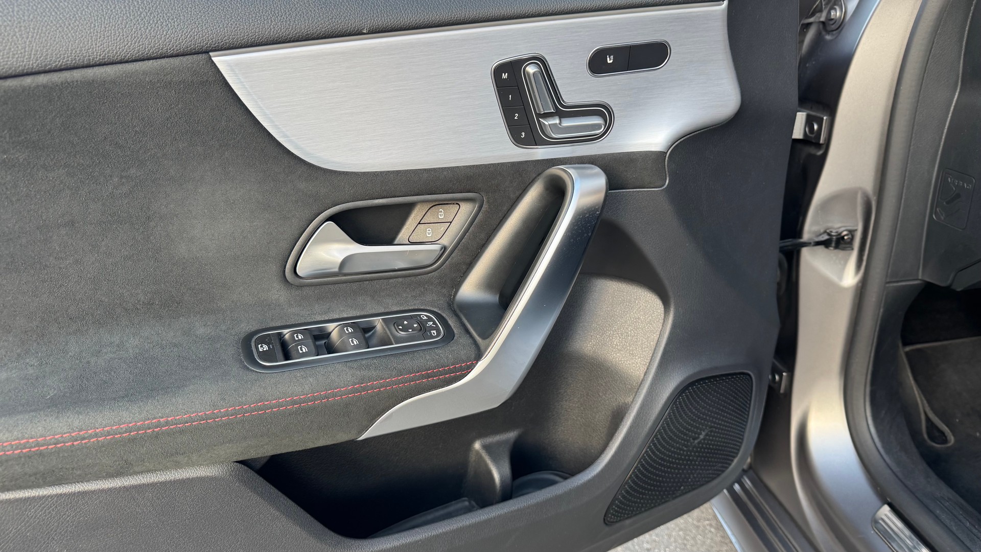 MERCEDES-BENZ A 250 4Matic AMG Line 4Matic 7G-DCT-image-17
