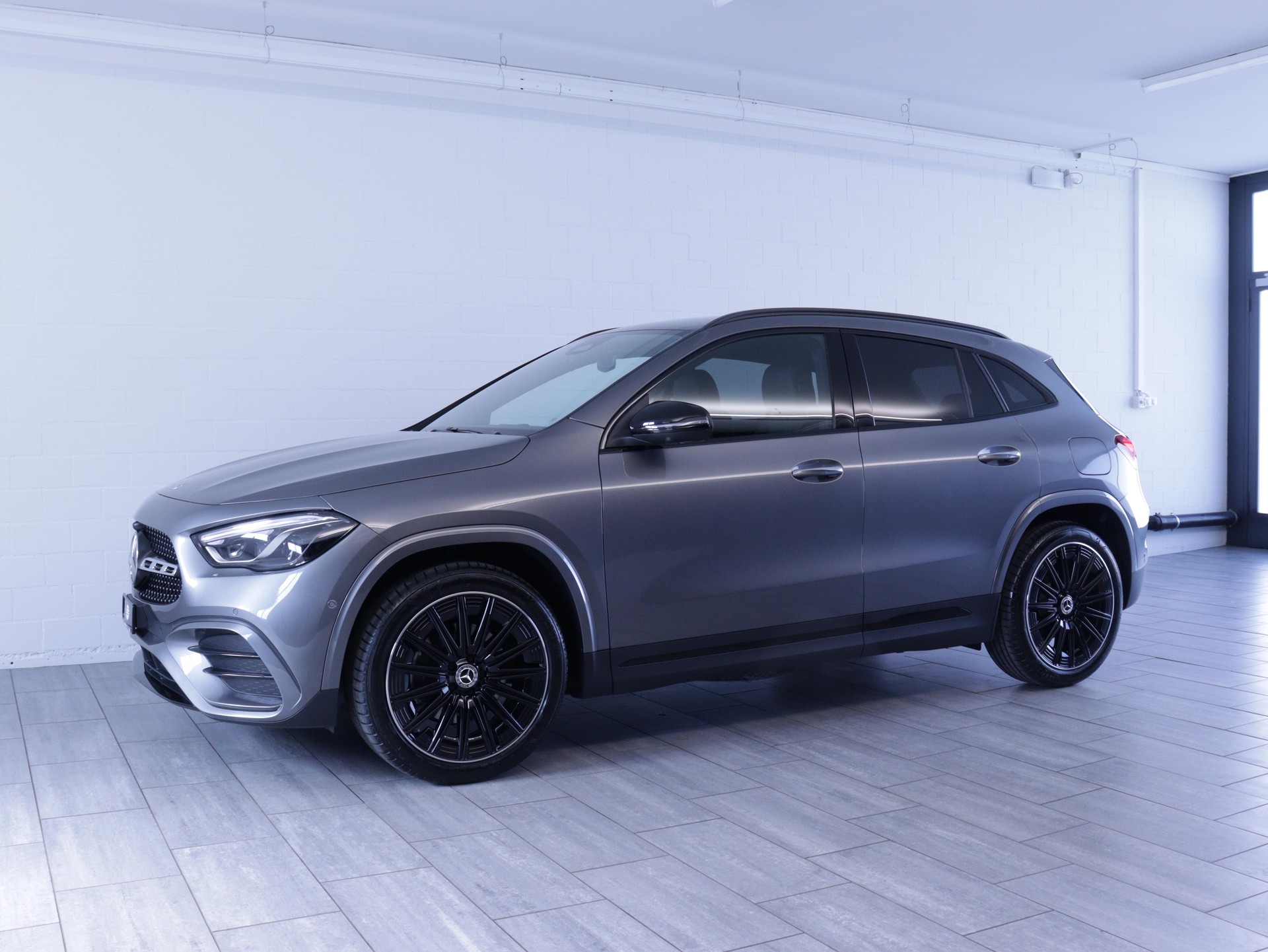 MERCEDES-BENZ GLA 200 Night Star AMG Line-showroom-element-1