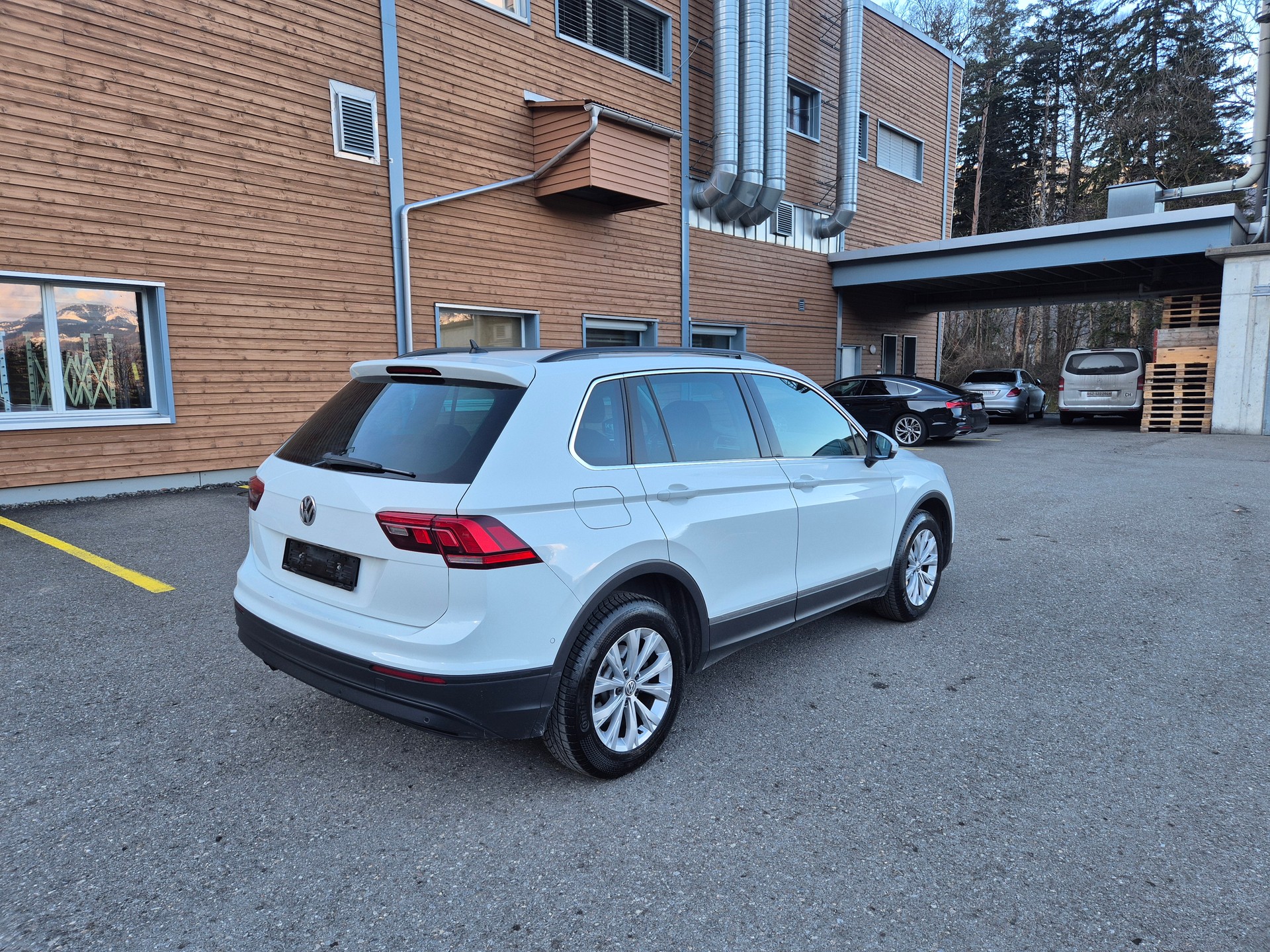 VW Tiguan 2.0 TDI SCR Comfortline 4Motion DSG-image-3