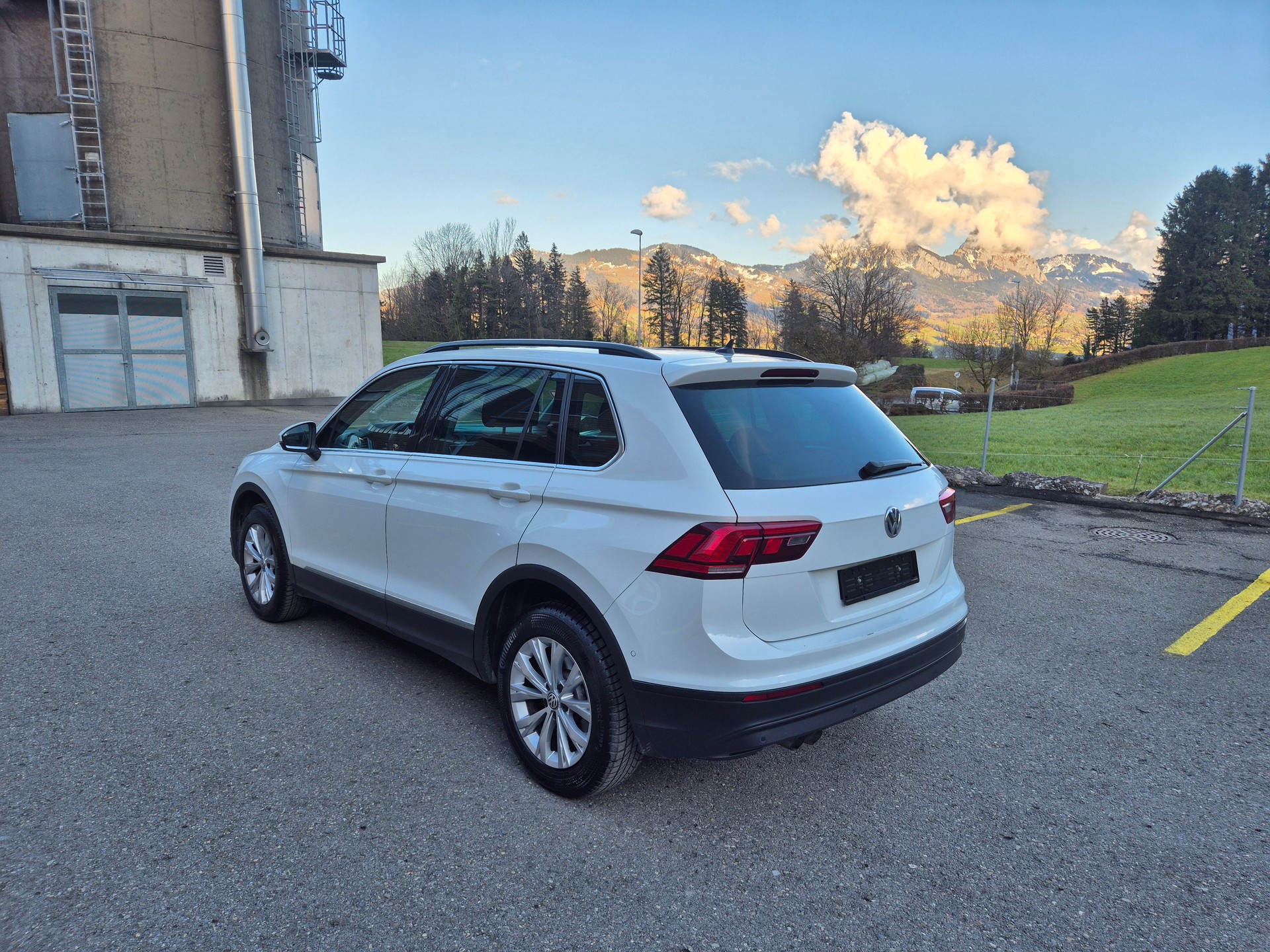 VW Tiguan 2.0 TDI SCR Comfortline 4Motion DSG-image-2