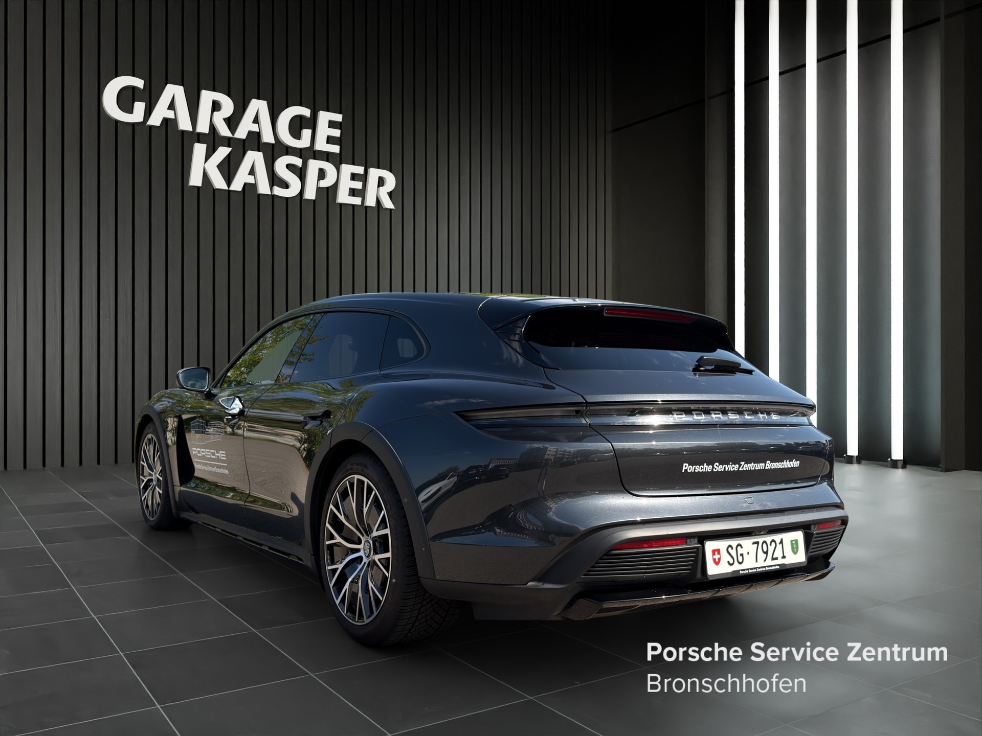 PORSCHE Taycan Cross Turismo 4-showroom-element-2