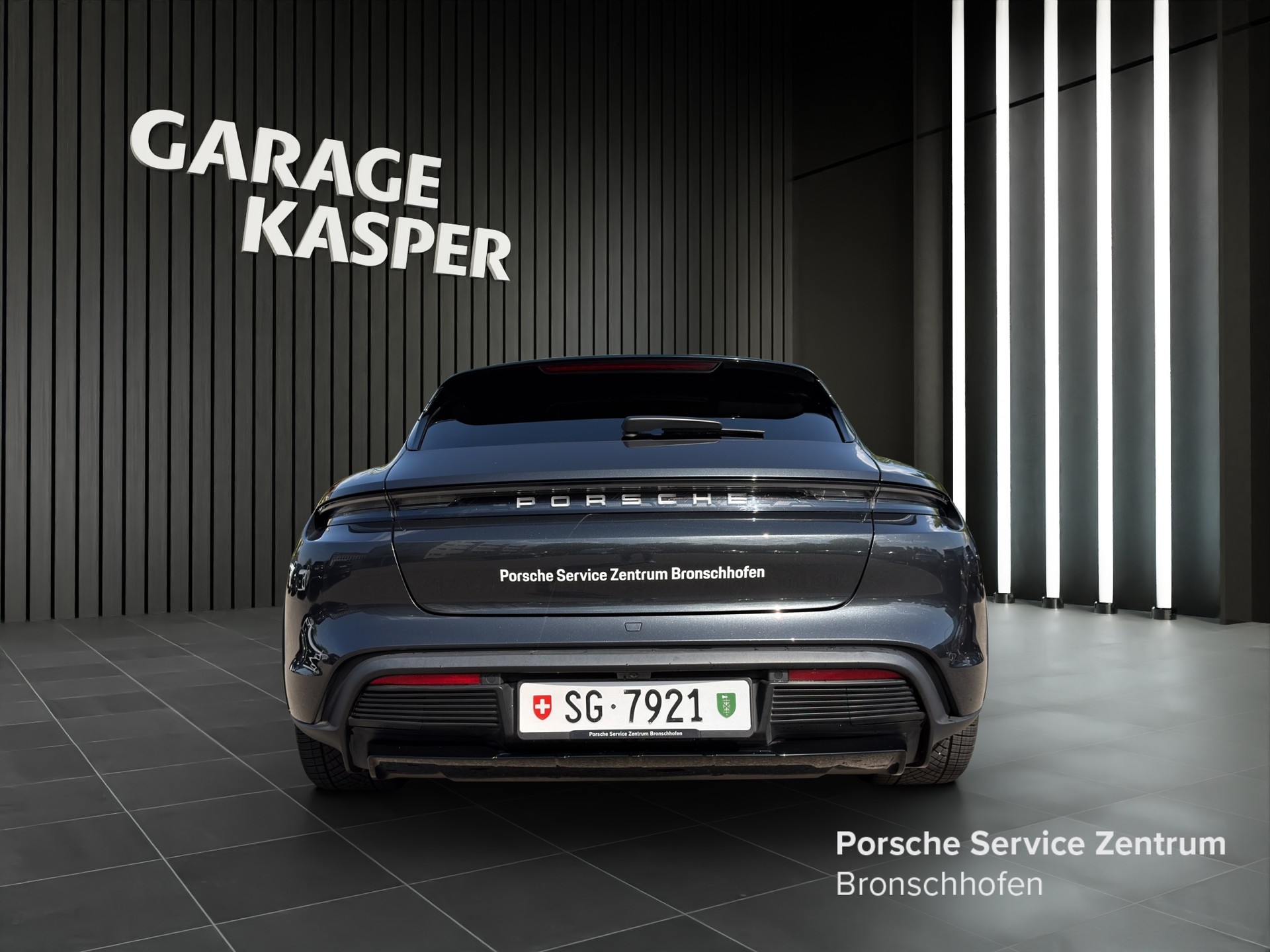PORSCHE Taycan Cross Turismo 4-showroom-element-3
