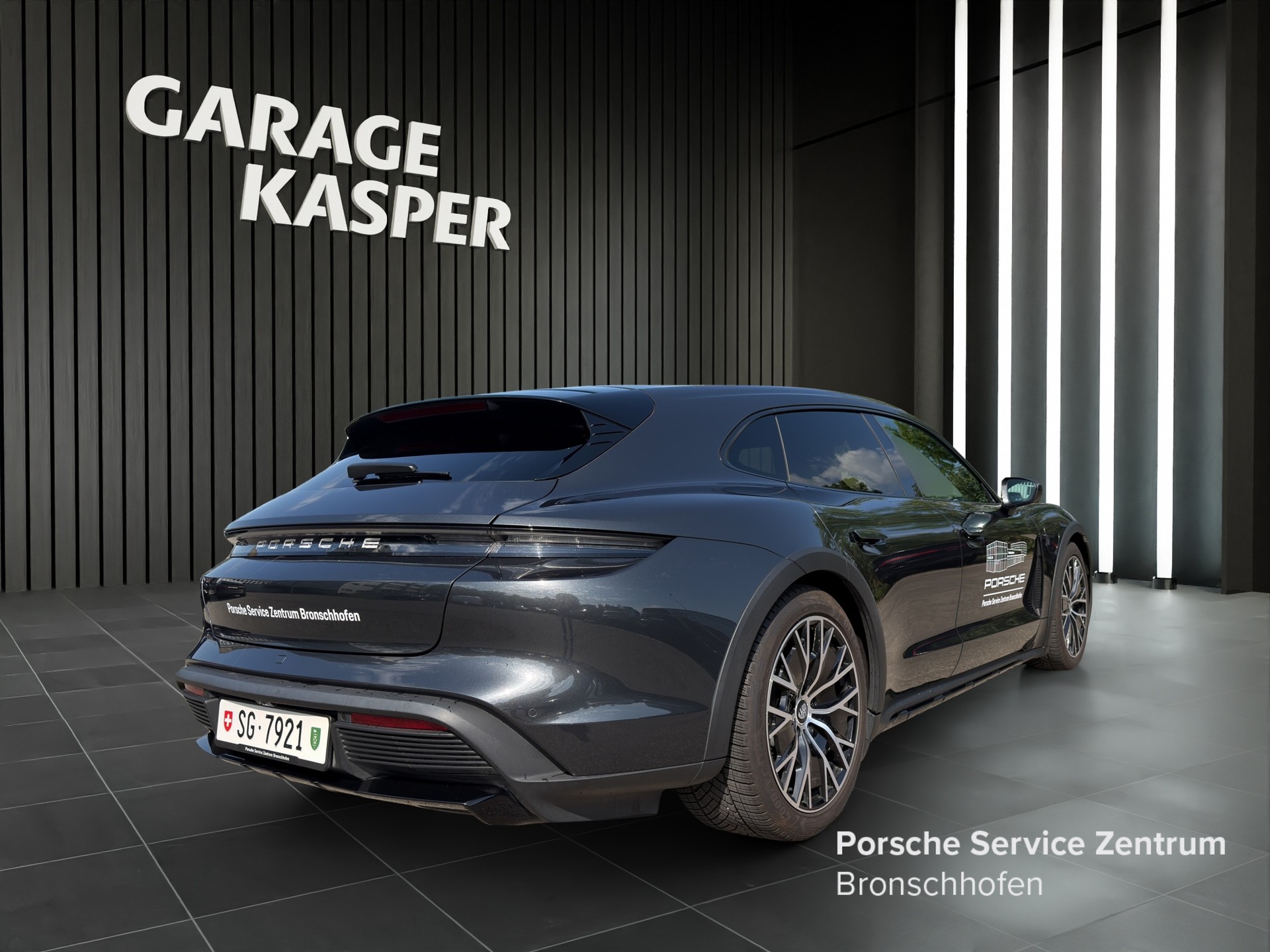 PORSCHE Taycan Cross Turismo 4-image-4