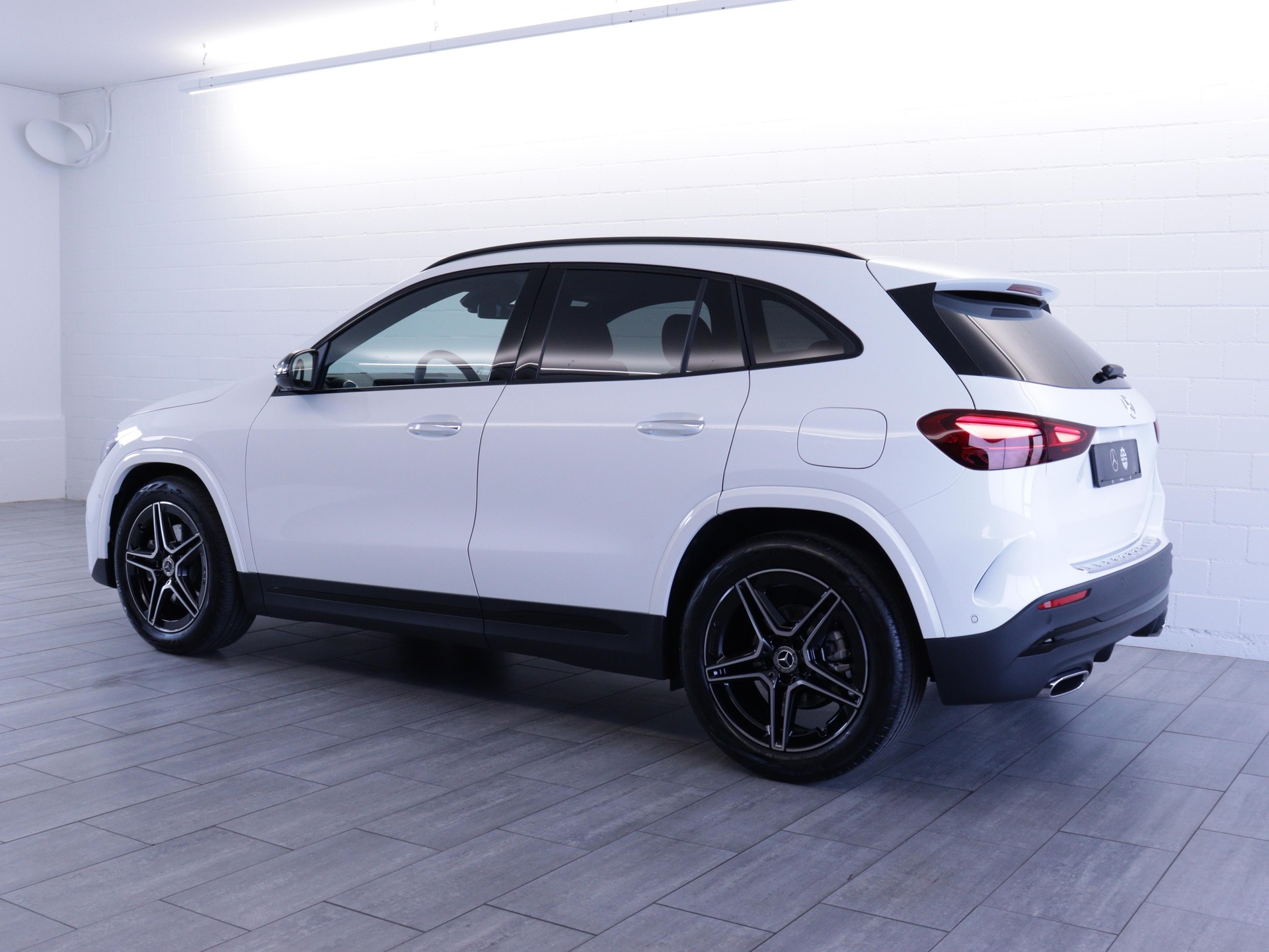 MERCEDES-BENZ GLA 200 Night Star AMG Line-showroom-element-2