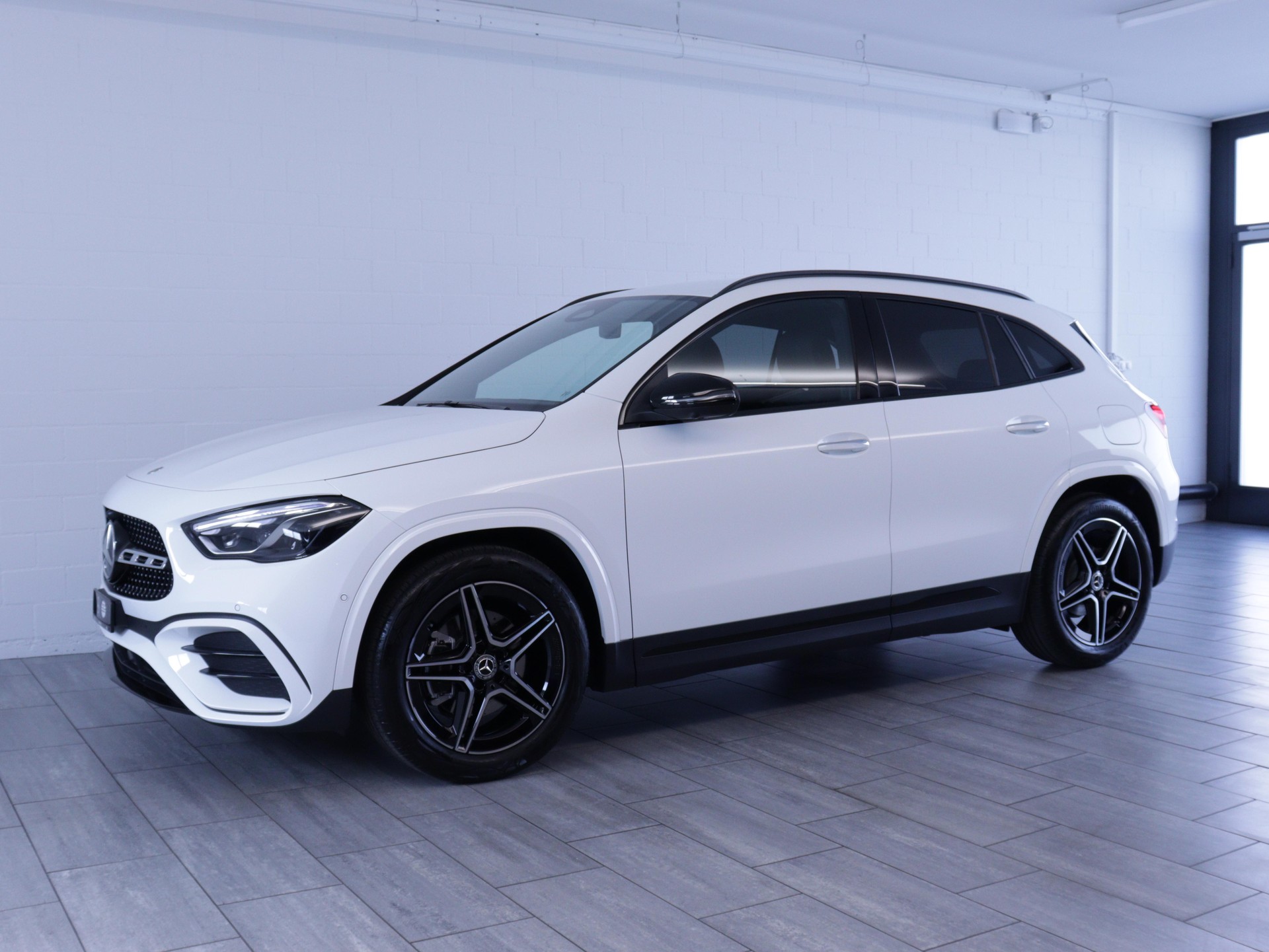 MERCEDES-BENZ GLA 200 Night Star AMG Line-showroom-element-1
