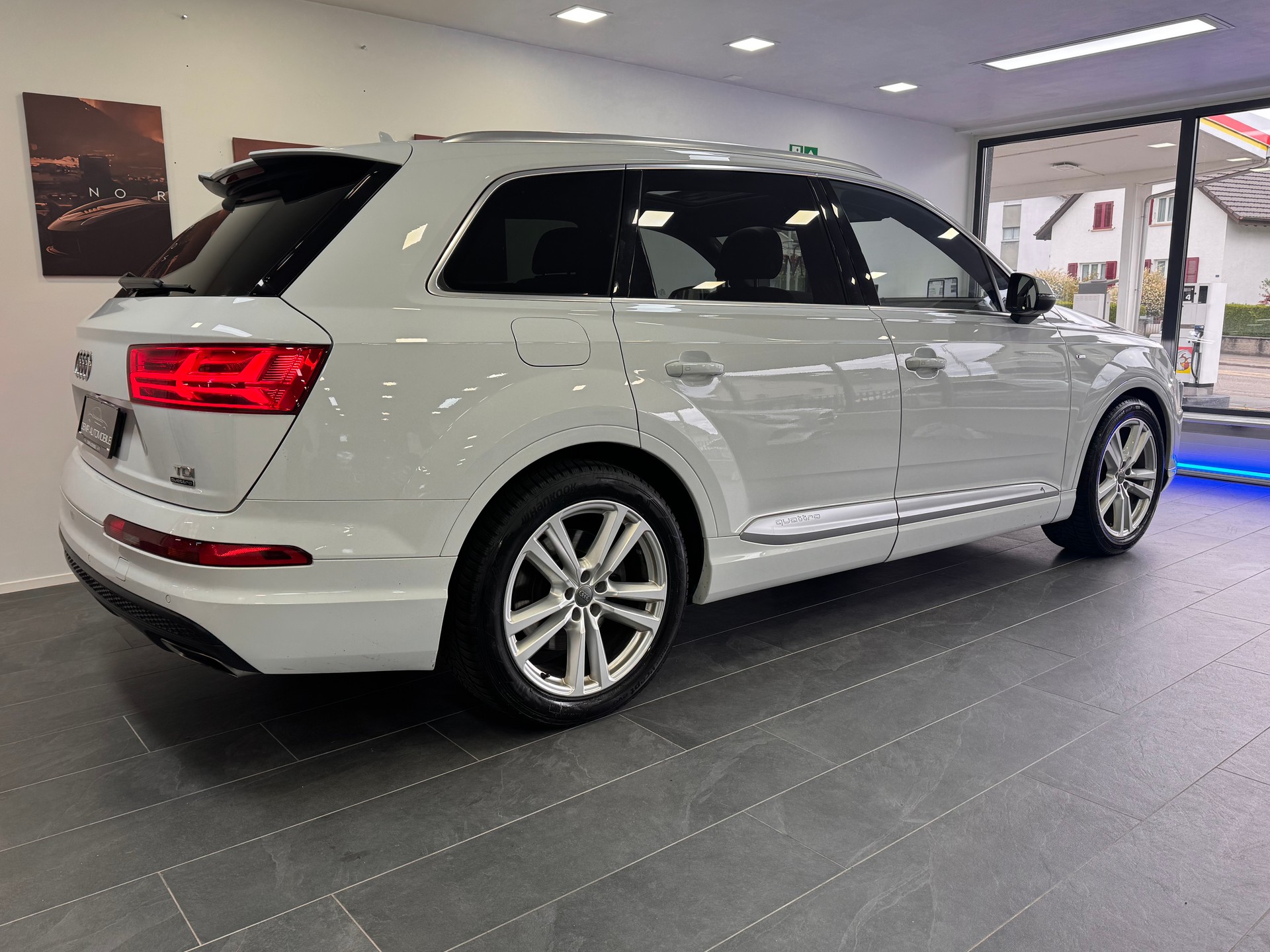 AUDI Q7 3.0 TDI quattro tiptronic *S-Line / Panorama / 7 Sitzer / Bose Soundsystem / AHK / Hinterachslenkung*-image-3