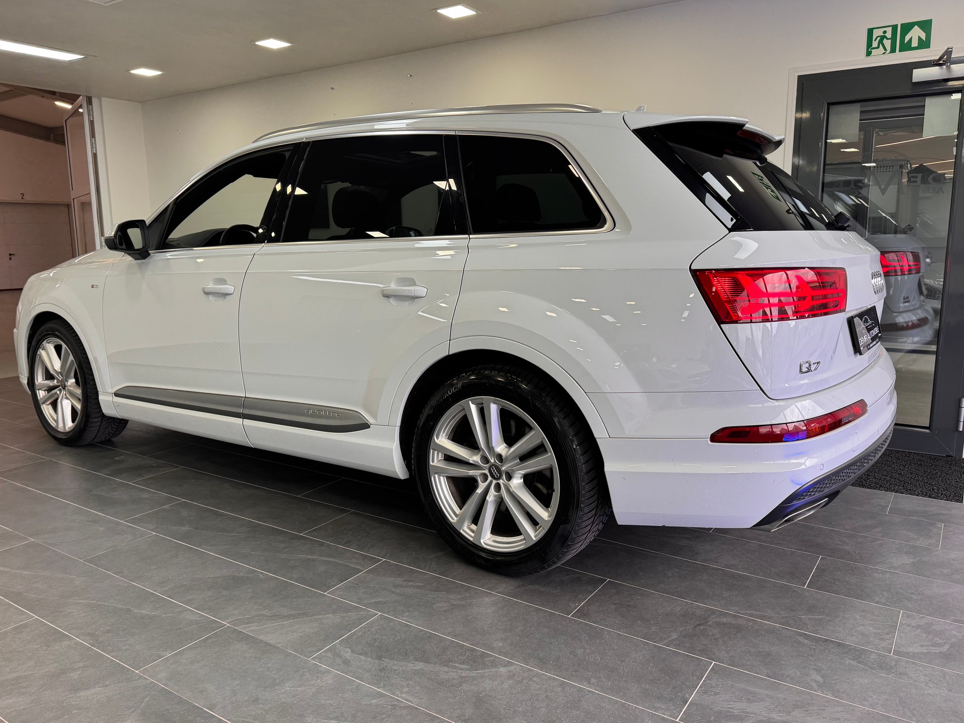 AUDI Q7 3.0 TDI quattro tiptronic *S-Line / Panorama / 7 Sitzer / Bose Soundsystem / AHK / Hinterachslenkung*-image-5