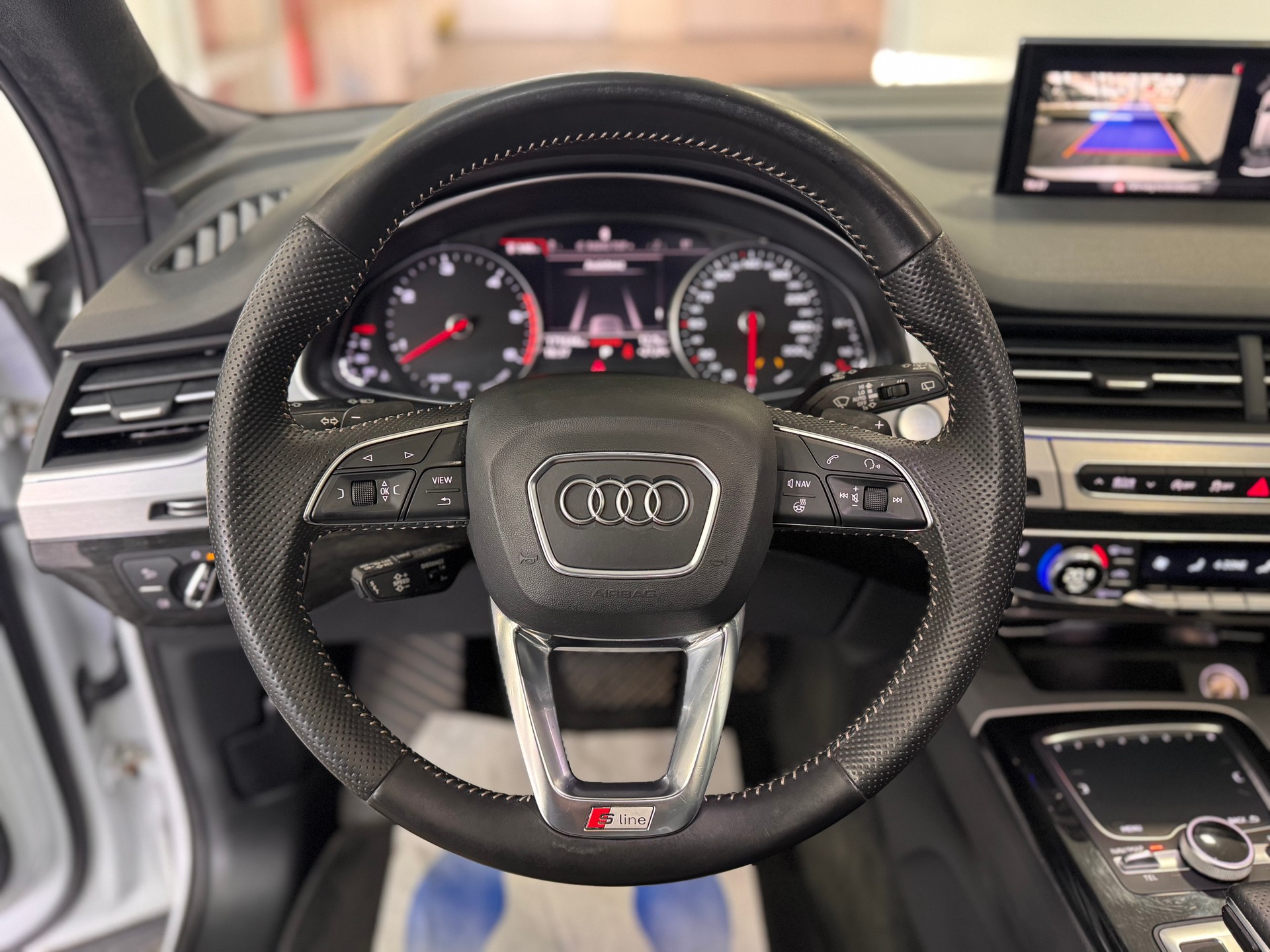AUDI Q7 3.0 TDI quattro tiptronic *S-Line / Panorama / 7 Sitzer / Bose Soundsystem / AHK / Hinterachslenkung*-image-12